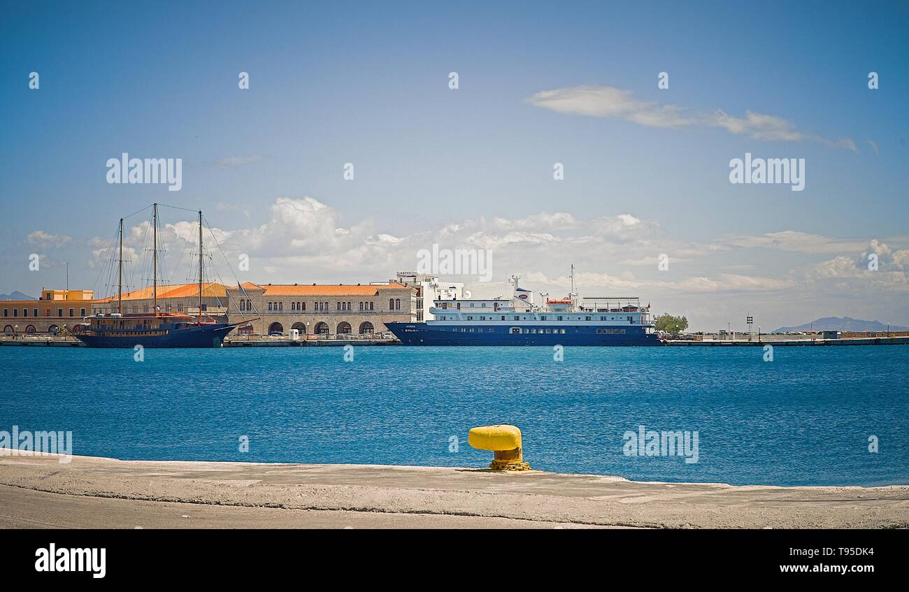 Ermoupolis: 16 maggio . Due navi ormeggiate in Ermoupolis principale porto. Syros , 16 maggio 2019, la Grecia. Foto Stock