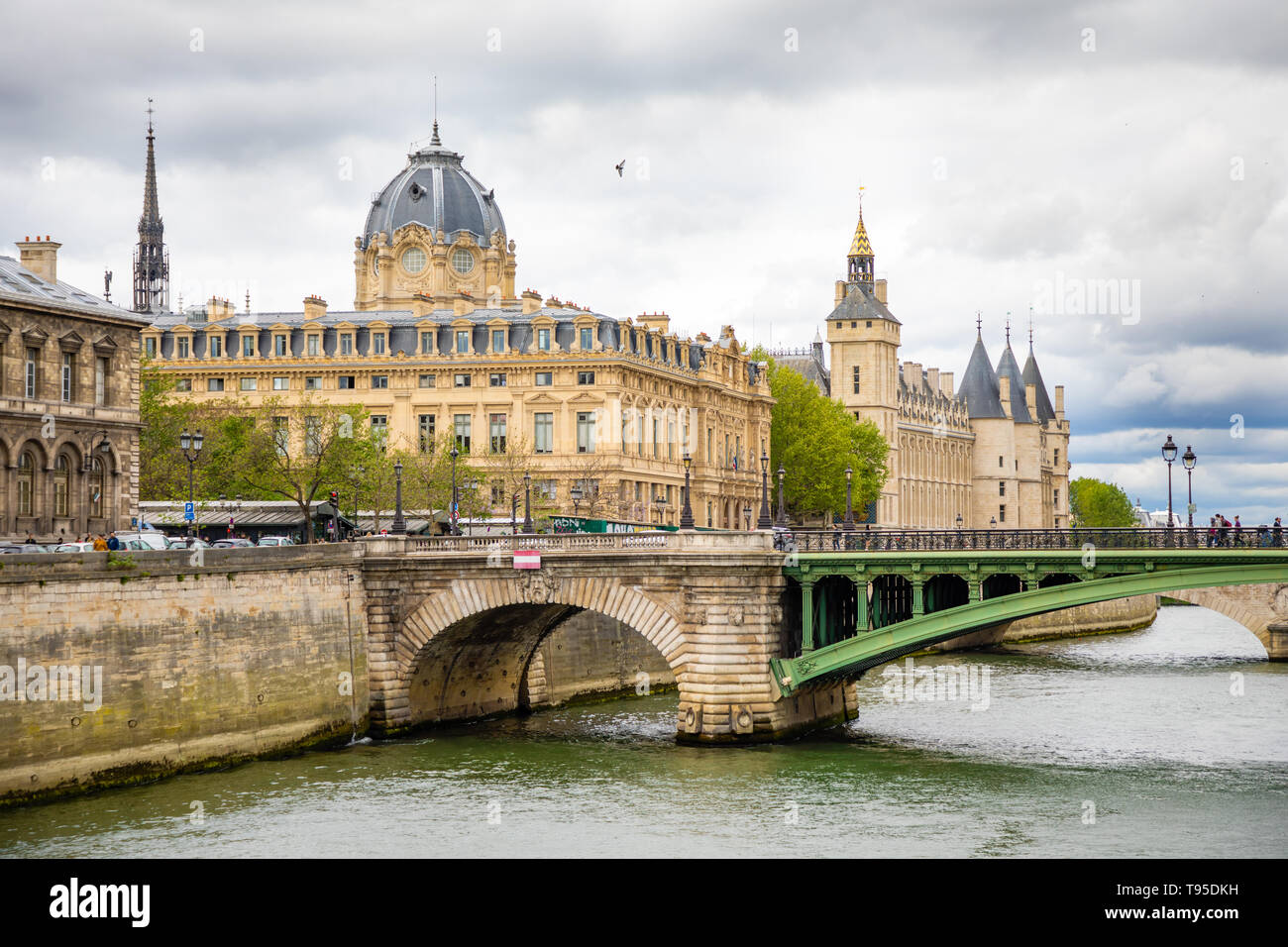 Parigi, Francia - 24.04.2019: vista del Tribunale commerciale di Parigi e il fiume Senna visto dal Pont d'Arcole, Francia Foto Stock