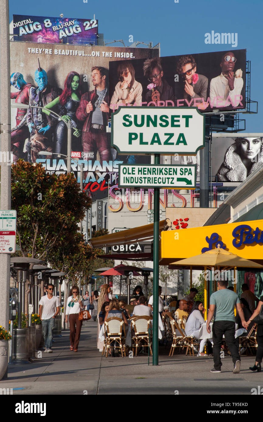 Caffetterie e cartelloni pubblicitari giganti al Sunset Plaza area del Sunset Strip di Los Angeles, CA Foto Stock