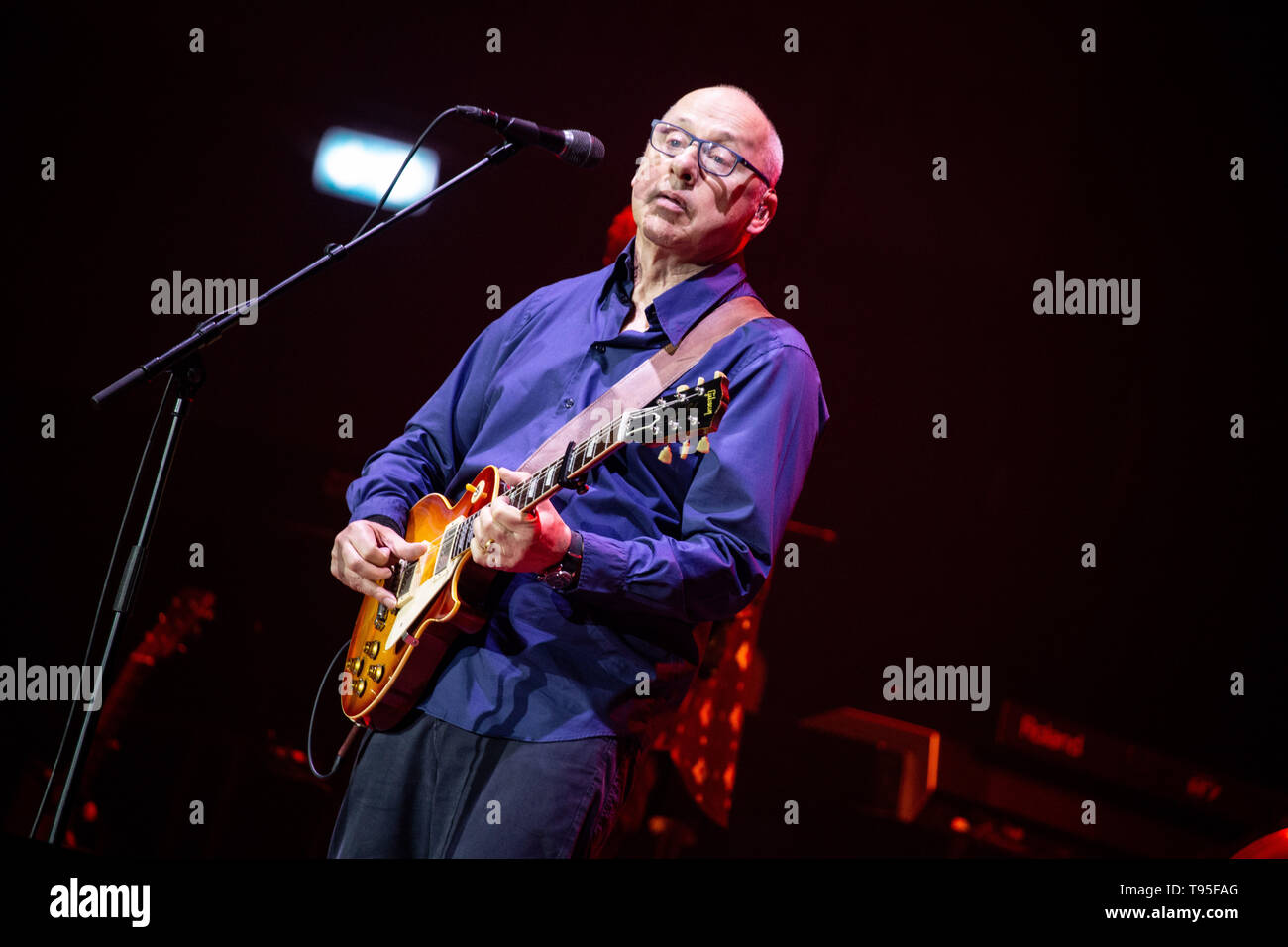 Milano, 10 maggio. Mark Knopfler suona dal vivo al Mediolanum Forum di Assago, Milano Italia. Copyright Davide Merli / Alamy Foto Stock