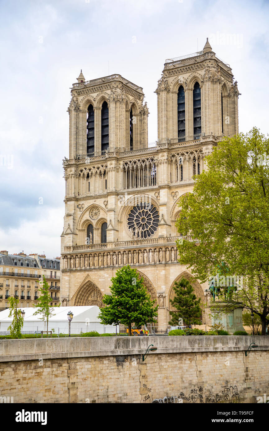 Parigi, Francia - 24.04.2019: Notre Dame de Paris dopo l'incendio. I lavori di rinforzo in corso dopo il fuoco per impedire la cattedrale al collasso, Parigi Foto Stock