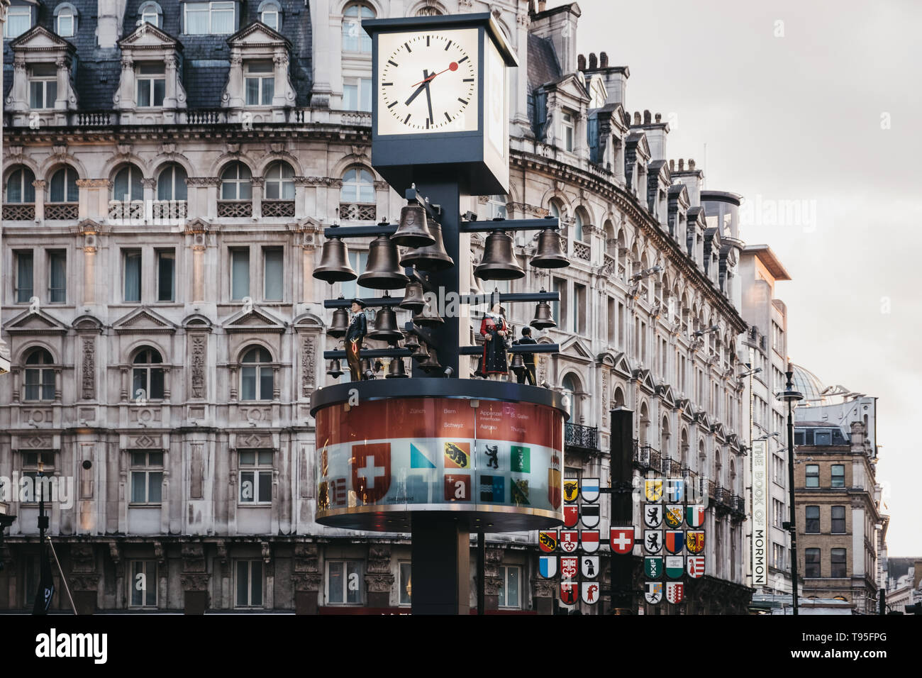 London, Regno Unito - 14 Aprile 2019:Close up del Glockenspiel svizzero orologio musicale in tribunale svizzero, Leicester Square. Rimossa nel 2008, l'orologio fu restaurato e Foto Stock