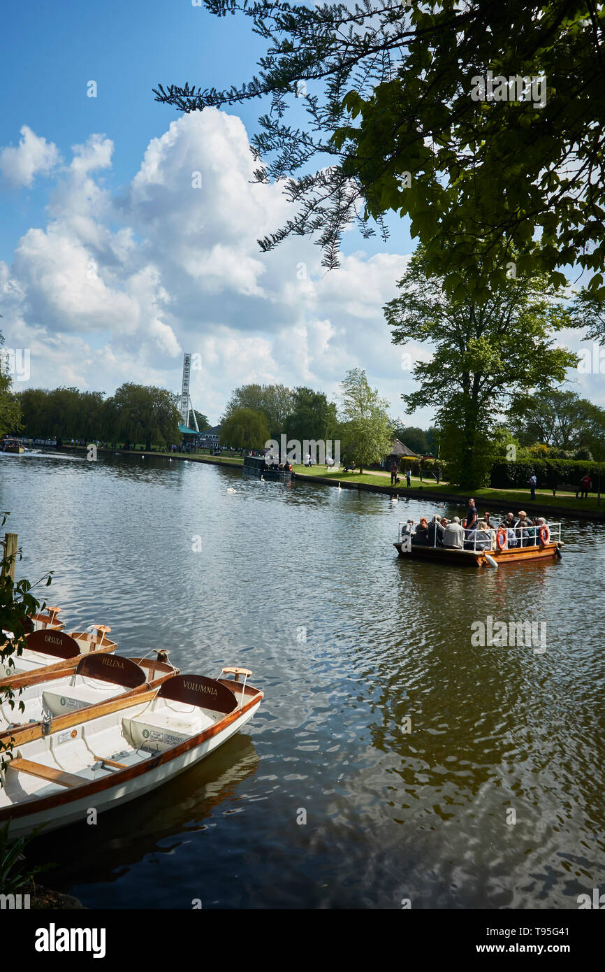 Il fiume Avon con imbarcazioni da diporto e catena in traghetto Foto Stock