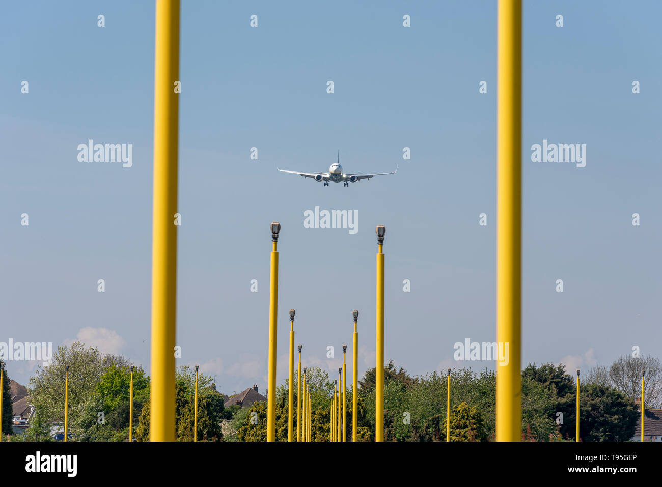 Luci di avvicinamento all'aeroporto Southend di Londra, Essex, Regno Unito. Sistema di illuminazione di avvicinamento, luci ALS su pali in avvicinamento alla pista. Aereo Foto Stock