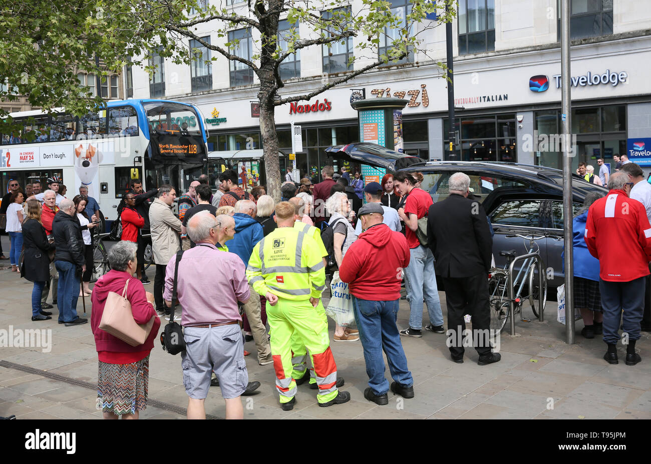 Piccadilly Gardens, Manchester, Regno Unito, 16 maggio, 2019. Il funerale di Manchester Piccadilly 'rat' Ray Boddington si terrà a Salford. Il trasporto funebre la sua bara parcheggiata nel centro della città di dare agli amici la possibilità di pagare i loro punti di vista. La strada popolare intrattenitore è morto in ospedale dopo essere stato colpito da una fermata del tram. Piccadilly Gardens, Manchester. Credito: Barbara Cook/Alamy Live News Foto Stock