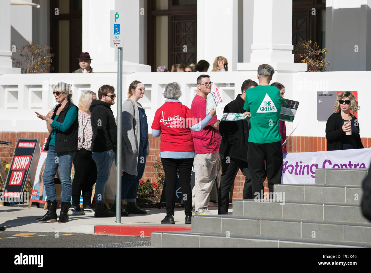 A Canberra, Australia. 15 Maggio, 2019. Le persone sono considerate al di fuori di un seggio in Canberra, Australia, 15 maggio 2019. Leader di Australia i principali partiti politici hanno fatto il loro ultimo passo agli elettori prima delle elezioni generali di sabato. Credito: Liang Tianzhou/Xinhua/Alamy Live News Foto Stock