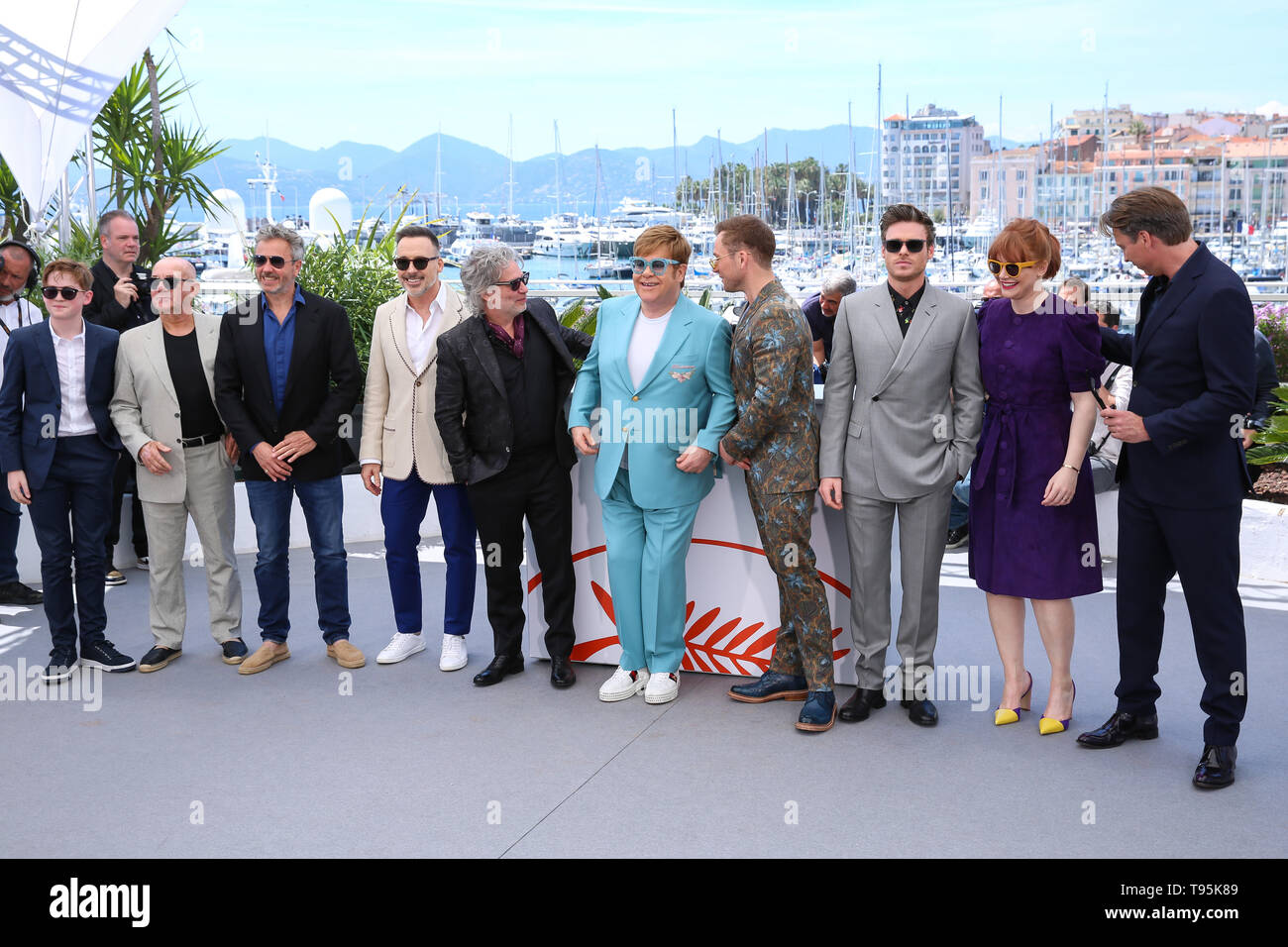 (190516) -- CANNES, 16 maggio 2019 (Xinhua) -- Direttore Dexter Fletcher (5 L), produttore di Elton John (5R) e altri membri del cast pongono durante un photocall per il film Rocketman schermato nella Hors sezione concorrenza durante la 72a Cannes Film Festival di Cannes, Francia, 16 maggio 2019. (Xinhua/Zhang Cheng) Foto Stock