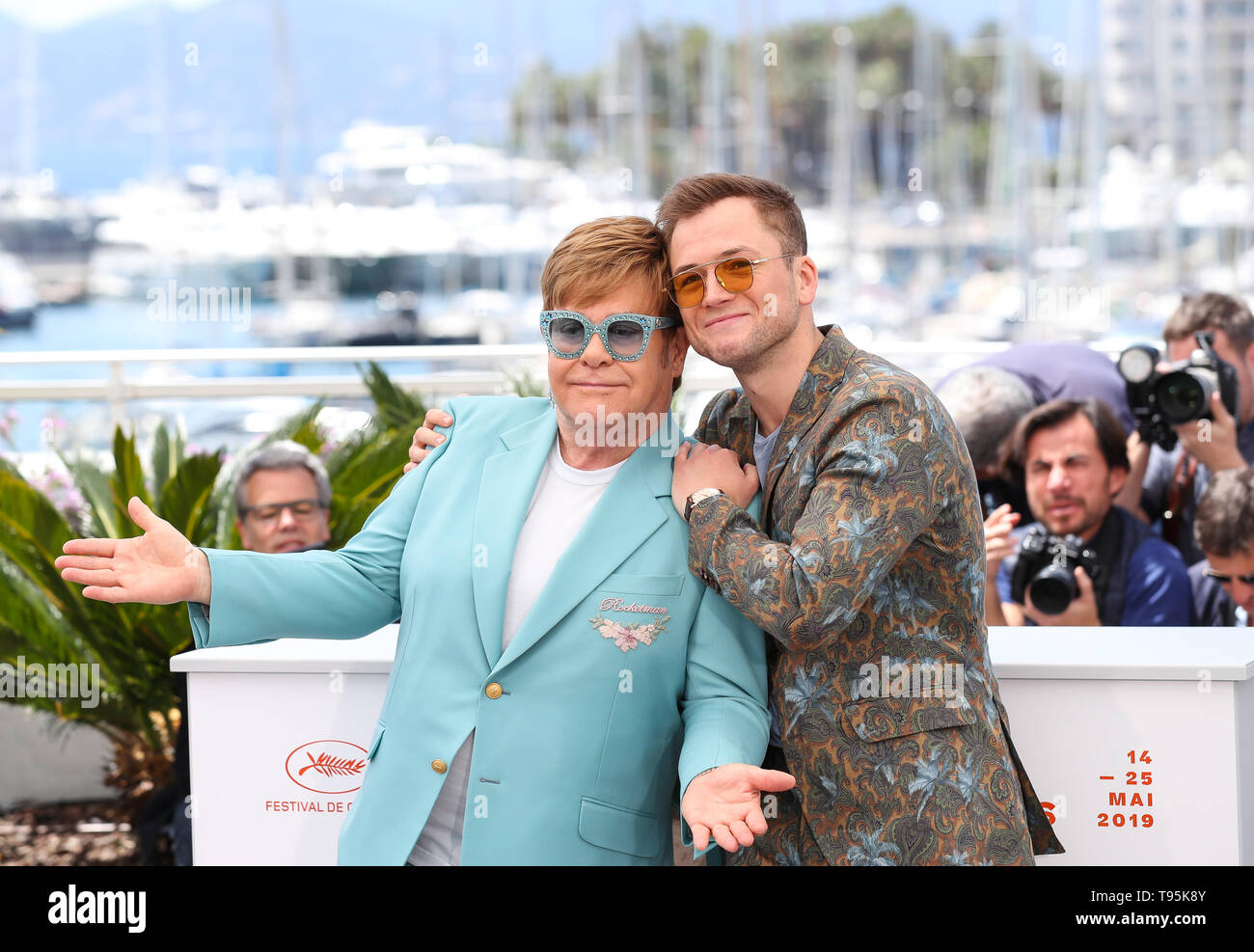 (190516) -- CANNES, 16 maggio 2019 (Xinhua) -- Produttore Elton John e attore Taron Egerton pongono durante un photocall per il film Rocketman schermato nella Hors sezione concorrenza durante la 72a Cannes Film Festival di Cannes, Francia, 16 maggio 2019. (Xinhua/Zhang Cheng) Foto Stock