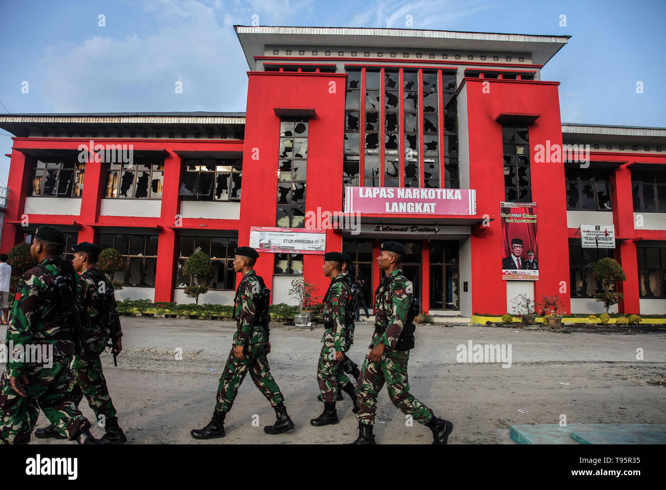 Il nord di Sumatra, Indonesia. 16 Maggio, 2019. I soldati indonesiani a piedi nella parte anteriore del Langkat prigione a seguito di una sommossa nel nord di Sumatra, Indonesia, il 16 maggio 2019. Centinaia di detenuti in carcere per tossicodipendenti detenuti nella provincia del Nord Sumatra la reggenza di Langkat riuscì a sfuggire il giovedì a seguito di una sommossa incitato da un conflitto tra operai e i detenuti. Credito: Alberth Damanik/Xinhua/Alamy Live News Foto Stock