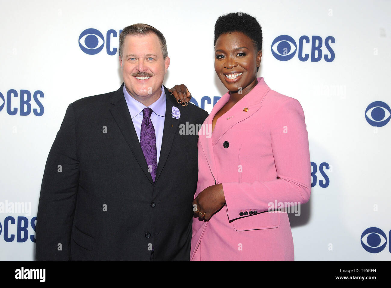NEW YORK, NY - maggio 15:Billy Gardell e Folake Olowofoyeku assiste il 2019 CBS iniziali di presentazione presso il Plaza on Maggio 15, 2019 a New York City. Credito: John Palmer/MediaPunch Foto Stock