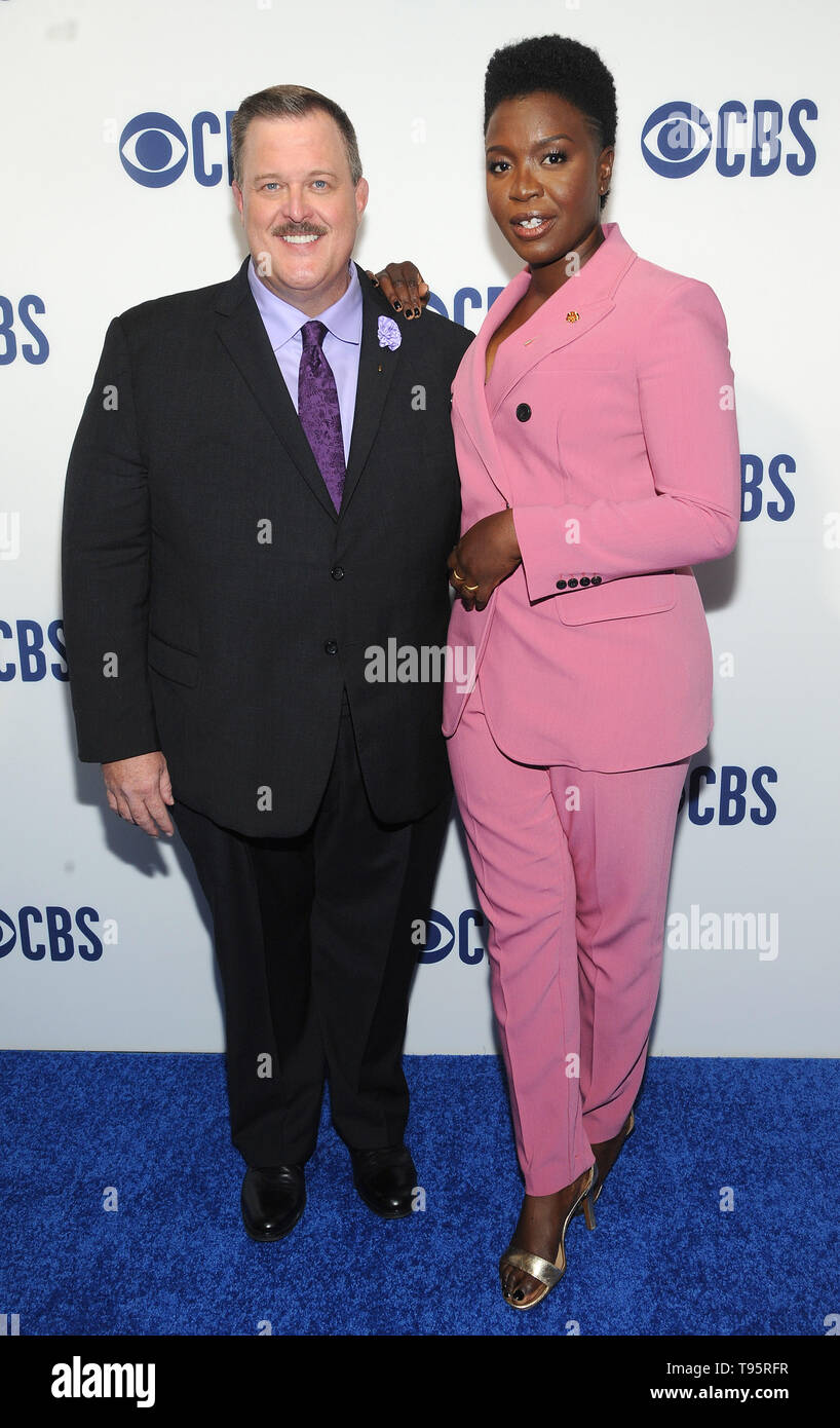 NEW YORK, NY - maggio 15:Billy Gardell e Folake Olowofoyeku assiste il 2019 CBS iniziali di presentazione presso il Plaza on Maggio 15, 2019 a New York City. Credito: John Palmer/MediaPunch Foto Stock