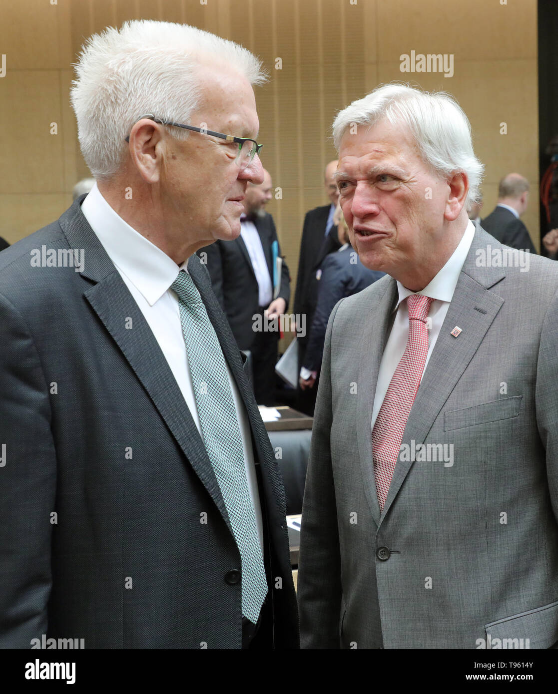 Berlino, Germania. Il 17 maggio 2019. Volker Bouffier (CDU, r), Ministro del Presidente dello Stato di Hesse, e Winfried Kretschmann (Bündnis90/Grüne), il Ministro Presidente del Land Baden-Württemberg, converse all inizio del Bundesrat sessione. Credito: Wolfgang Kumm/dpa/Alamy Live News Foto Stock