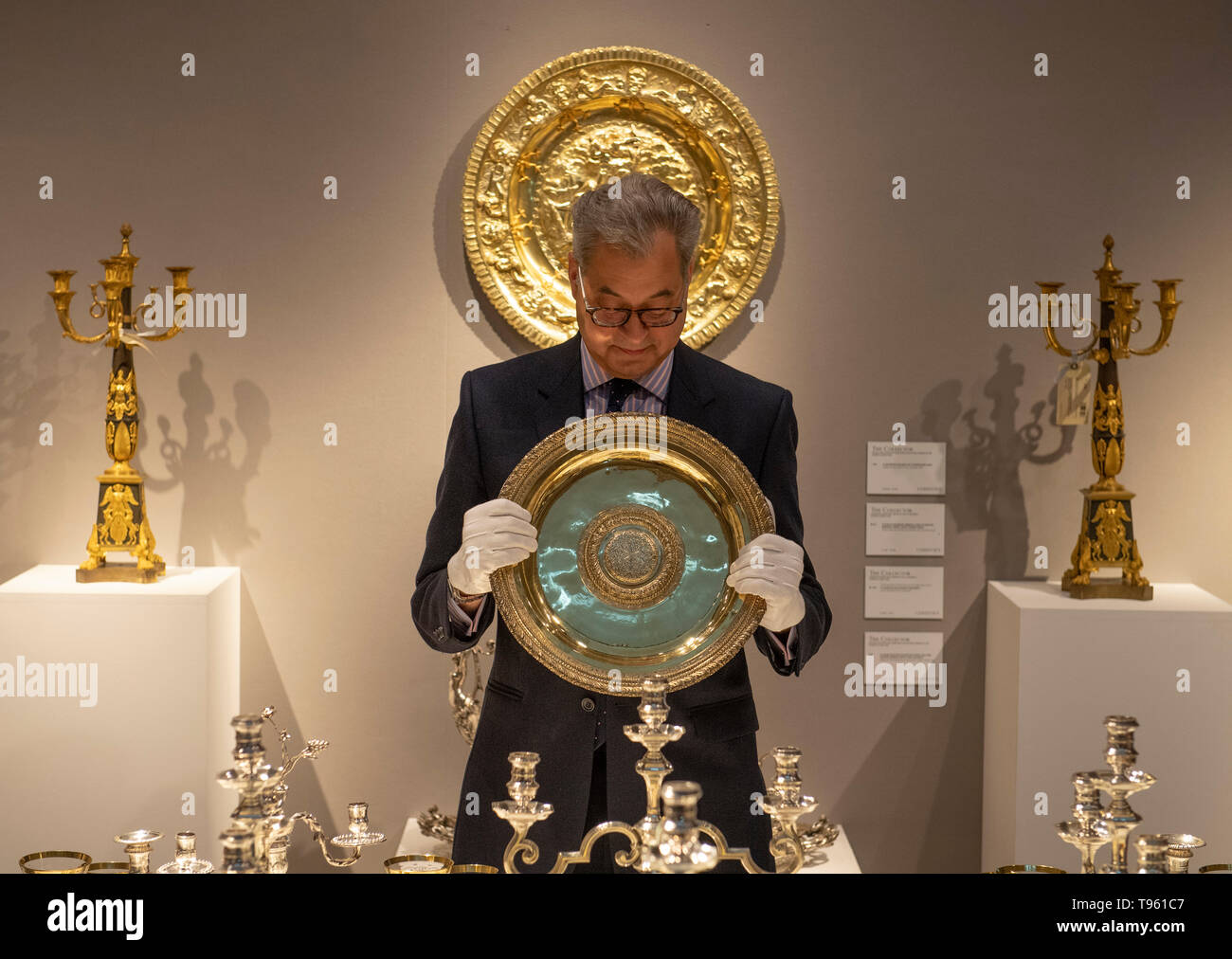 Christie's, Londra, Regno Unito. Il 17 maggio 2019. Christie's edizione primaverile delle vendite di collettore comprende una schiera di XVII, XVIII e XIX secolo le arti decorative e mobili compresi argento (23 maggio vendita). Capo del Dipartimento di argento, Harry Williams-Bulkeley, con un argento tedesco-bacino dorato. Credito: Malcolm Park/Alamy Live News. Foto Stock