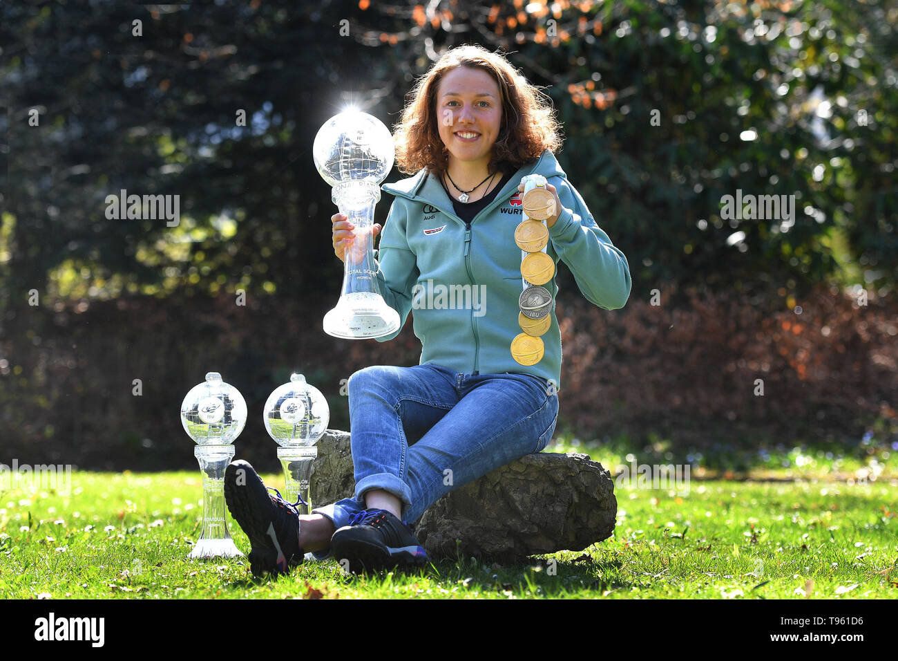 Garmisch Partenkirchen, Deutschland. Il 17 maggio 2019. Laura DAHLMEIER termina la sua carriera con 25 Credito Archivio: Anteprima di Kick Off Coppa del Mondo di Biathlon. Laura DAHLMEIER (GER) pone con i suoi 6 del campionato del mondo di medaglie ai Campionati del Mondo 2017 di Hochfilzen e le sfere di cristallo per la classifica generale di Coppa del mondo. Premere DSV appuntamento con Laura DAHLMEIER su 08.04.2017, biathlon, stagione 2016/17. Ã,Â | in tutto il mondo di utilizzo/dpa/Alamy Live News Foto Stock