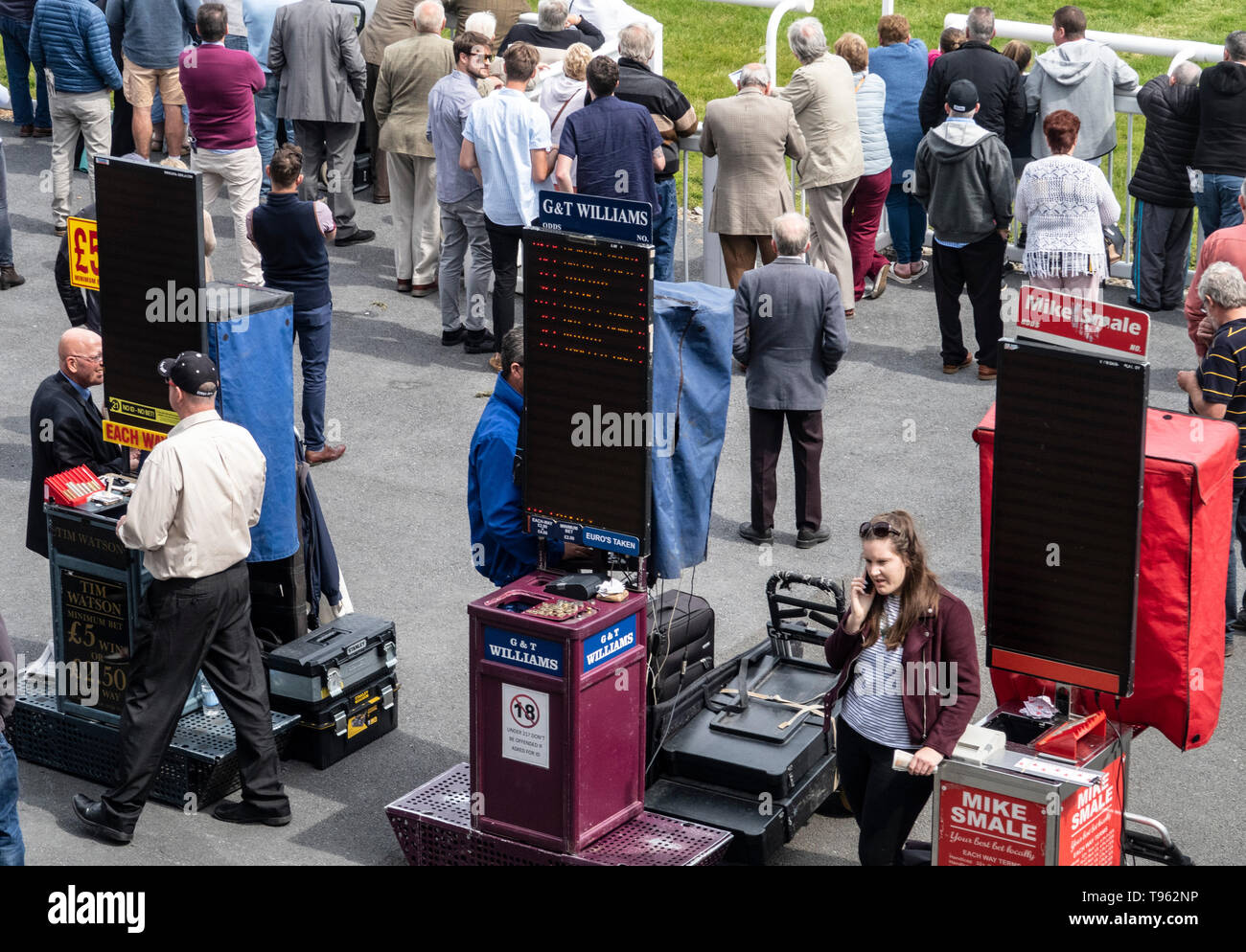 Via lato bookmakers a Newton Abbot racecourse, Devon, Regno Unito. Allibratore a gare, cavallo corso racoing. Foto Stock