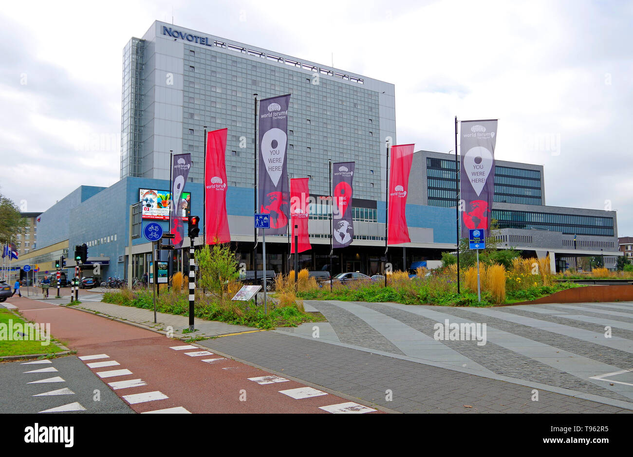Hotel Novotel Den Haag World Forum, un edificio grande e moderno a fianco del World Forum Convention center rivestito in vetro di tamponamento Foto Stock