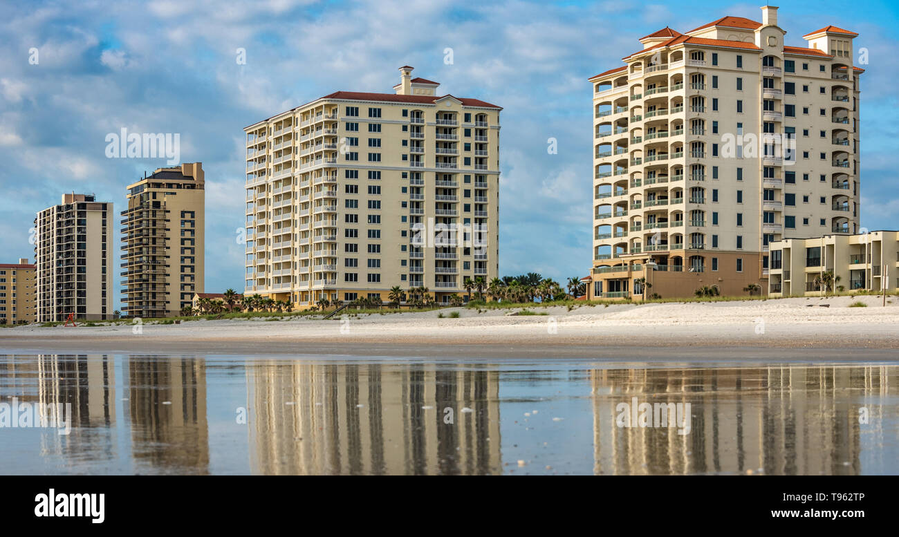 Luxury Condominiums fronte oceano lungo la spiaggia di Jacksonville in Florida nordorientale. (USA) Foto Stock