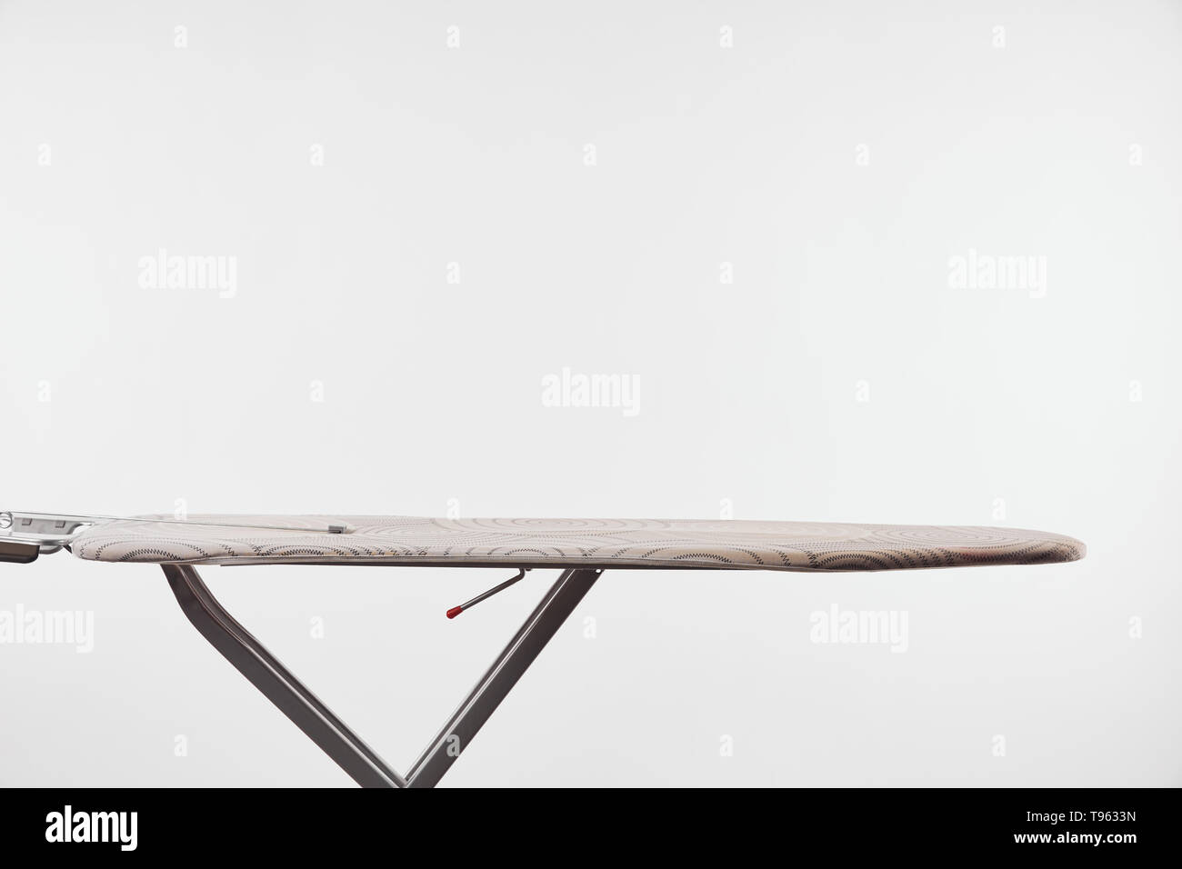 Asse da stiro con scuri gambe in acciaio isolato su bianco Foto Stock