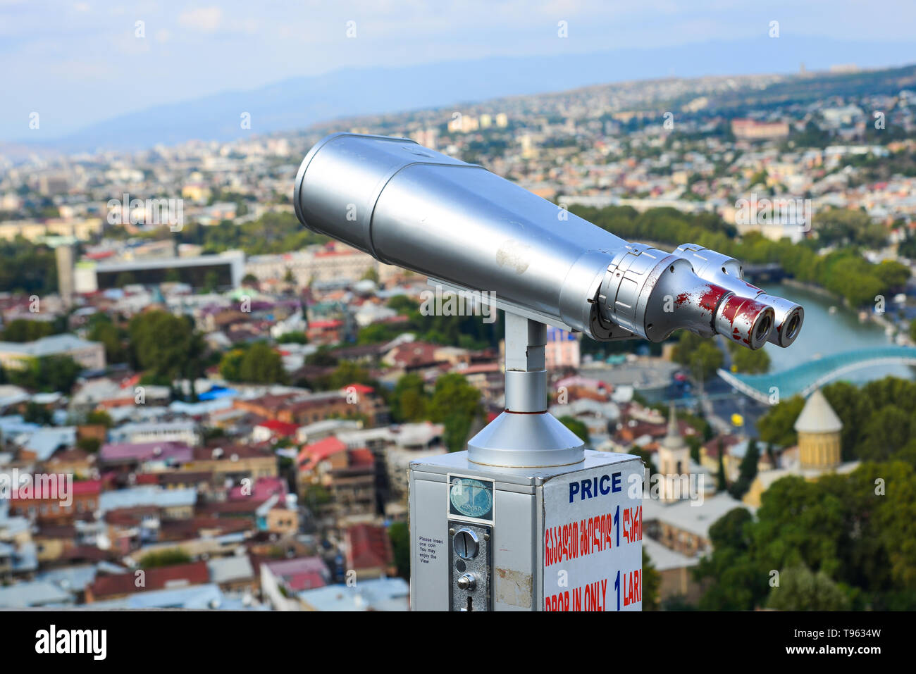 Tbilisi, Georgia - Sep 22, 2018. Binocolo sulla cima della montagna a Tbilisi, Georgia. Tbilisi è una città con una lunga storia, attraendo milioni di v Foto Stock