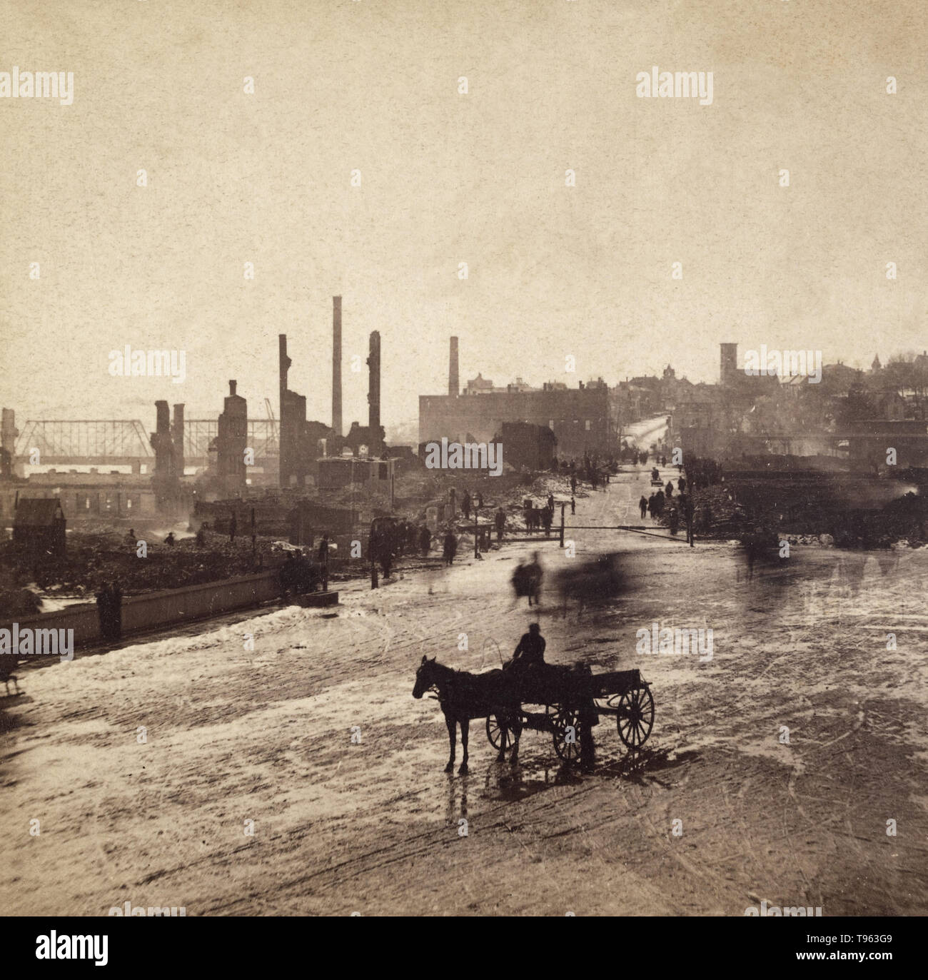 'Vista dalle rovine della grande conflagrazione a Haverhill, Massachusetts, febbraio 17 & 18, 1882.' P.W. Tennant (American, attivo 1870 - 1880). Albume silver stampa. Nelle prime ore del mattino del 17 febbraio 1882, un grande incendio distrusse gran parte di Haverhill mulino della sezione in una fiammata che comprendeva oltre 10 acri (4,0 ettari). Lotta antincendio sono stati ostacolati da non solo la primitiva delle attrezzature antincendio del periodo, ma anche i venti forti e temperature di congelamento. Foto Stock