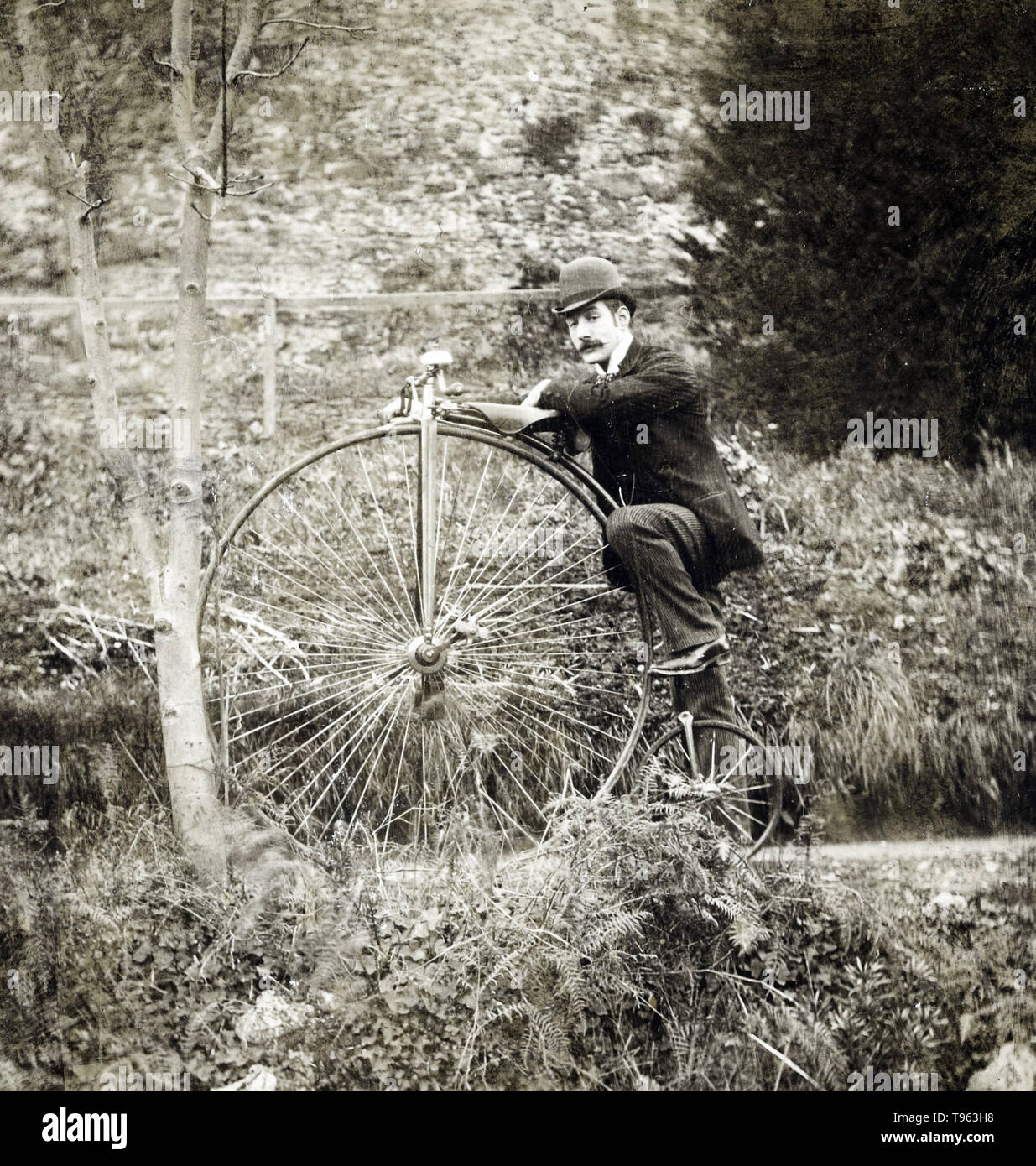 Un antico bicicletta; American; circa 1891. Il Penny Farthing, noto anche come una ruota alta, alta wheeler e ordinario, è un tipo di bicicletta con una grande ruota anteriore ed una molto più piccola ruota posteriore. Essa è stata diffusa dopo il 'boneshaker' fino a quando lo sviluppo della sicurezza in bicicletta in 1880. È stata la prima macchina per essere chiamato "bicicletta". Foto Stock