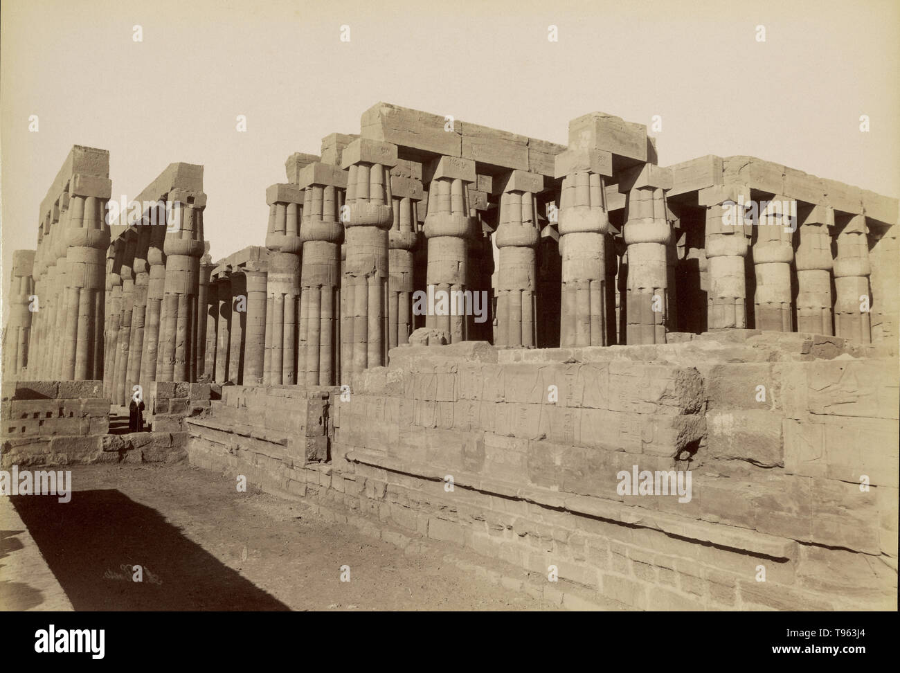 Vista del tempio di Luxor, 1880. Antonio Beato (inglese, nato in Italia, circa 1835 - 1906). Albume silver stampa. Foto Stock