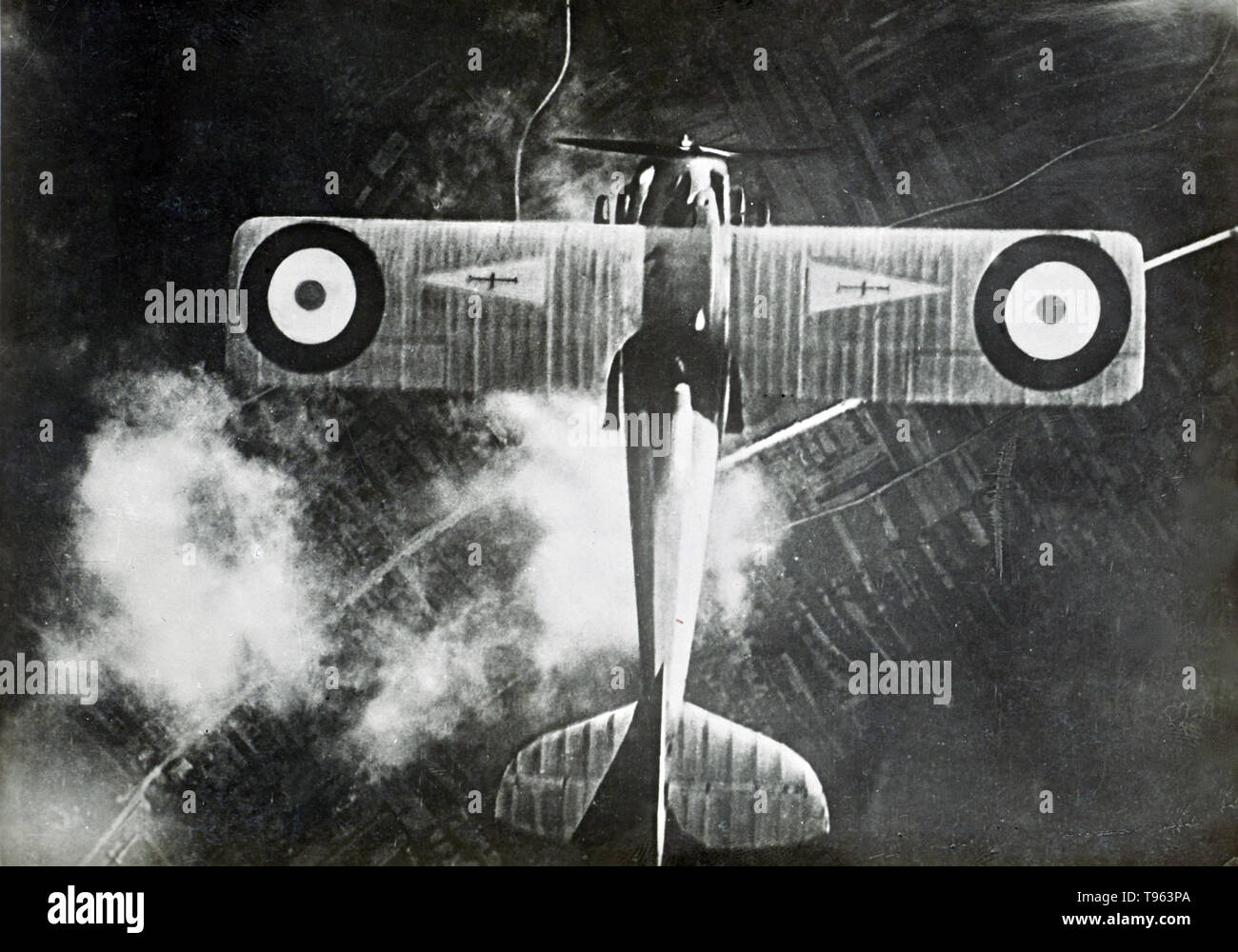 Aeroplano, visto dal di sopra guardando in basso durante la guerra mondiale 1. Fedele Azari (italiano, 1895 - 1930); Italia; 1914 - 1929; gelatina silver stampa. Foto Stock