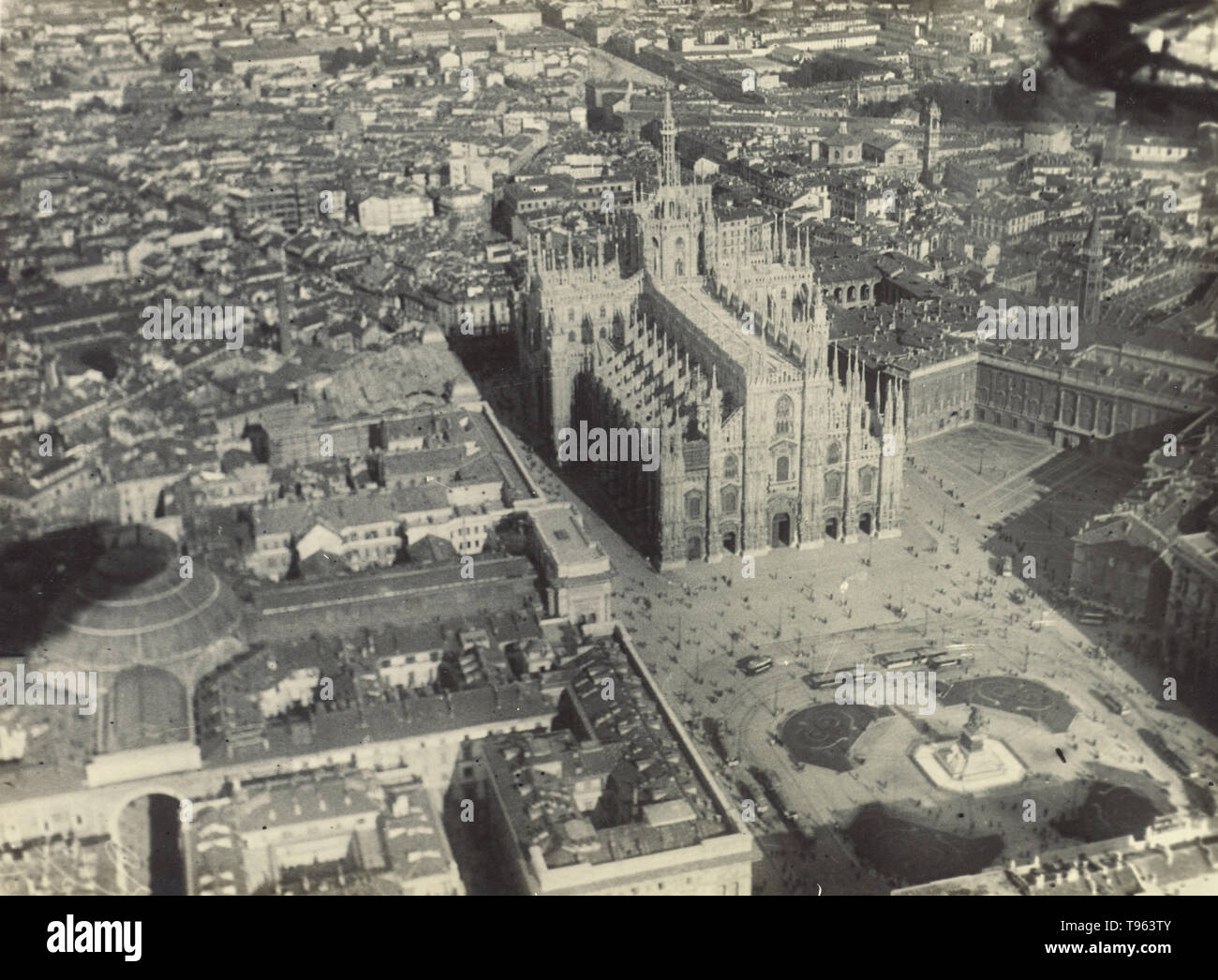 Il Duomo di Milano, Milano, Italia. Fedele Azari (italiano, 1895 - 1930); Italia; 1914 - 1929; gelatina silver stampa. Foto Stock
