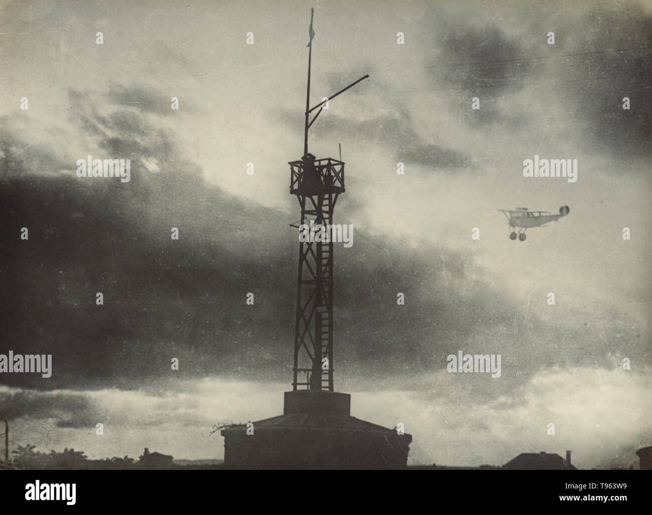 Aeroplano e torre del segnale, guerra mondiale 1. Fedele Azari (italiano, 1895 - 1930); Italia; 1914 - 1929; gelatina silver stampa. Foto Stock