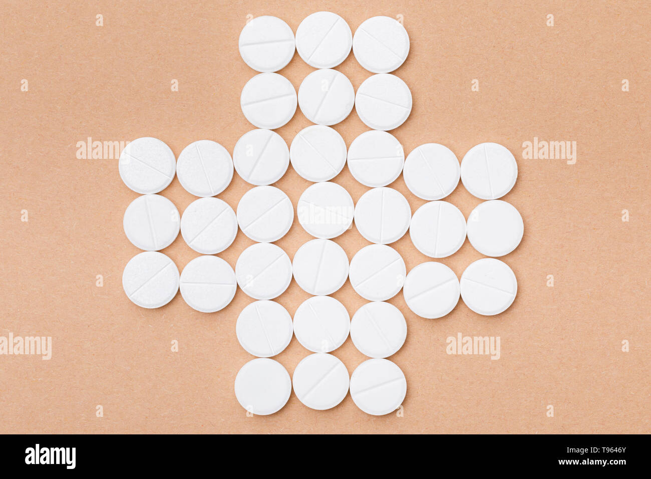 Piatto con laici pillole bianco sulla superficie marrone Foto Stock
