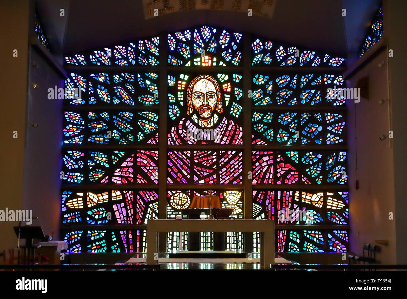 Buckfast Abbey santissimo Sacramento Cappella vetrata, Devon, Inghilterra, Regno Unito Foto Stock