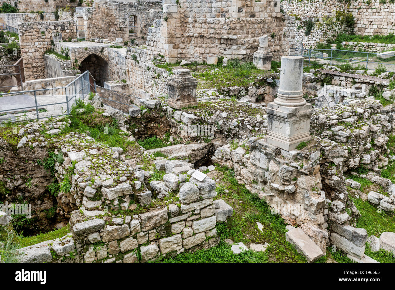 Le rovine di Bethesda piscina dove Gesù Foto Stock Le rovine di Bethesda piscina dove Gesù Foto Stock