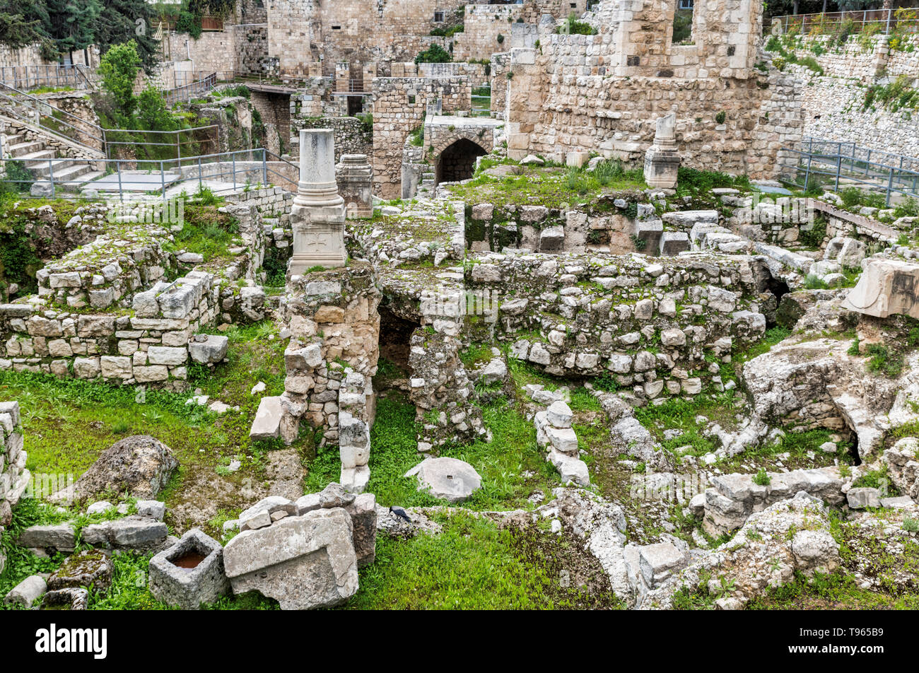 Le rovine di Bethesda piscina dove Gesù Foto Stock Le rovine di Bethesda piscina dove Gesù Foto Stock