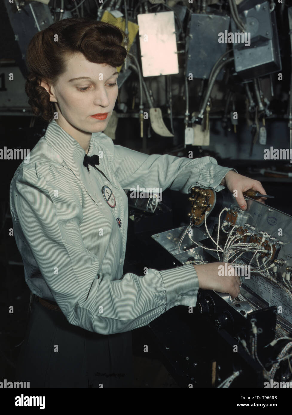 Tecnico elettronico, Goodyear Aircraft Corp., Akron, Ohio. Sebbene l'immagine di 'Rosie la rivettatrice' riflette il lavoro industriale di saldatrici e rivettatrici, la maggior parte delle donne che lavorano riempito non-factory posizioni in ogni settore dell'economia. Cosa unificato le esperienze di queste donne è che essi hanno dimostrato a se stessi e il paese, che avrebbero potuto fare un lavoro dell uomo e potrebbe farlo bene. Fotografato da Alfred T. Palmer, 1941. Foto Stock