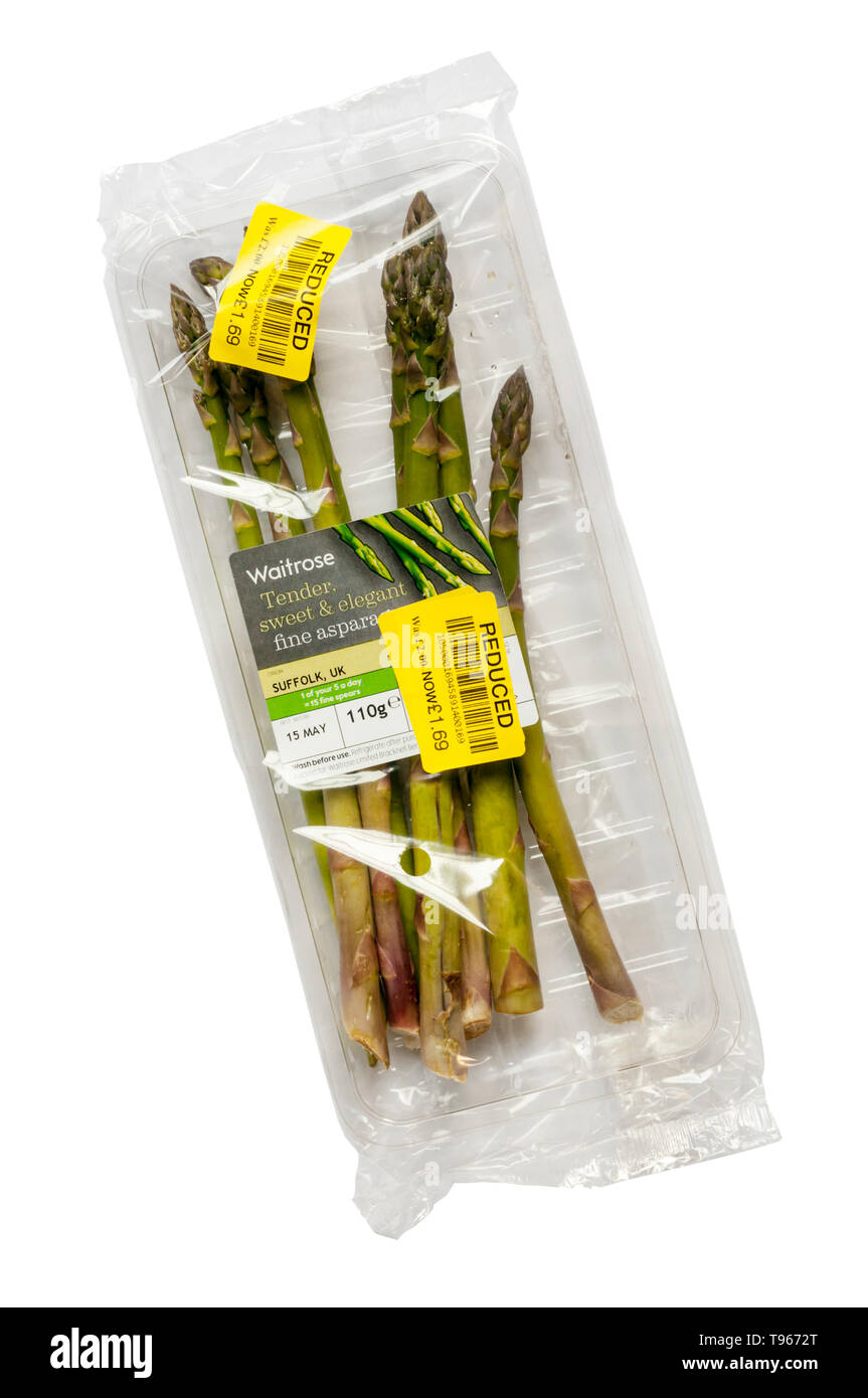 British asparagi dal Suffolk, venduti in Waitrose con giallo ridotto adesivi sul pacchetto. Foto Stock