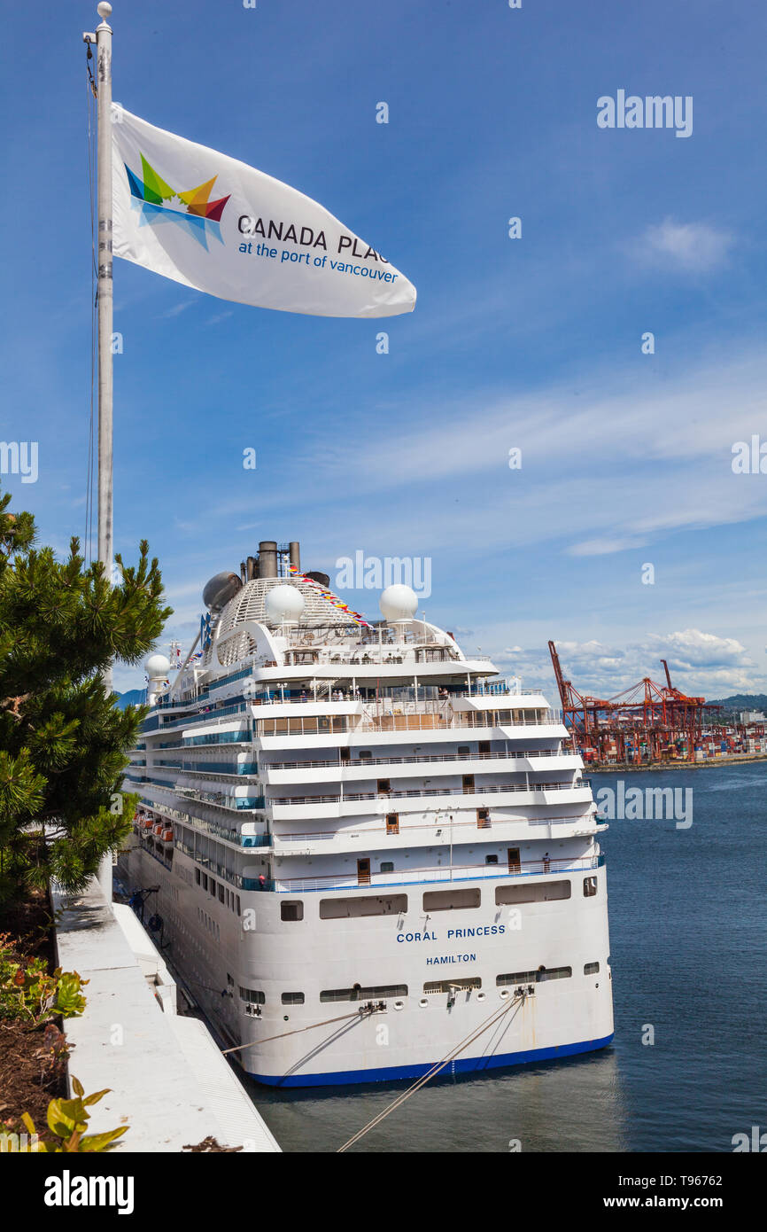 Il Coral Princess nave da crociera tenendo su materiali e passeggeri presso il Porto di Vancouver in British Columbia Canada Foto Stock