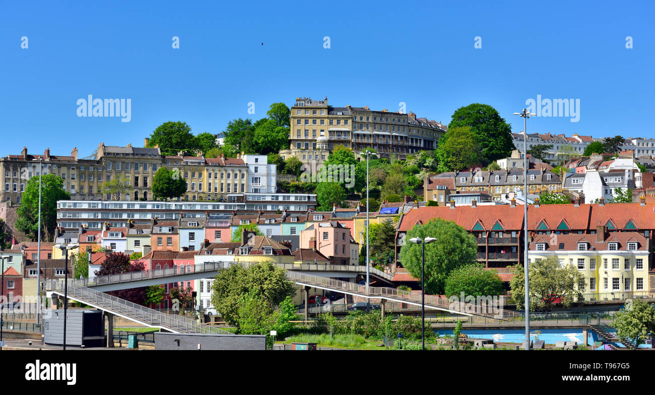 Bristol mezzelune e dalle terrazze delle case di Clifton sulla collina sopra Hotwells e città docks Foto Stock