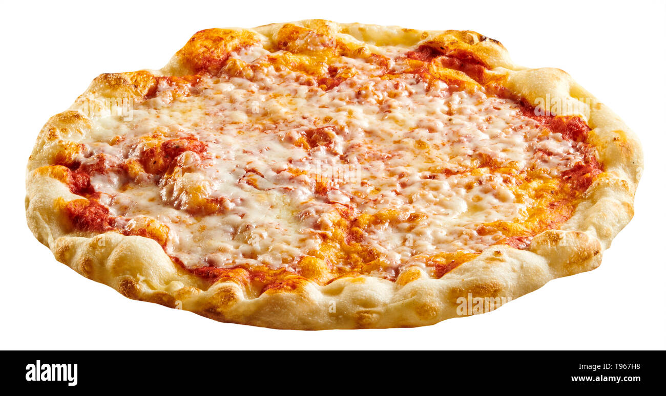 Appena fatti italiano tradizionale pizza margherita con mozzarella e pomodoro su un croccante a base di pasticceria visto basso angolo isolato su bianco Foto Stock