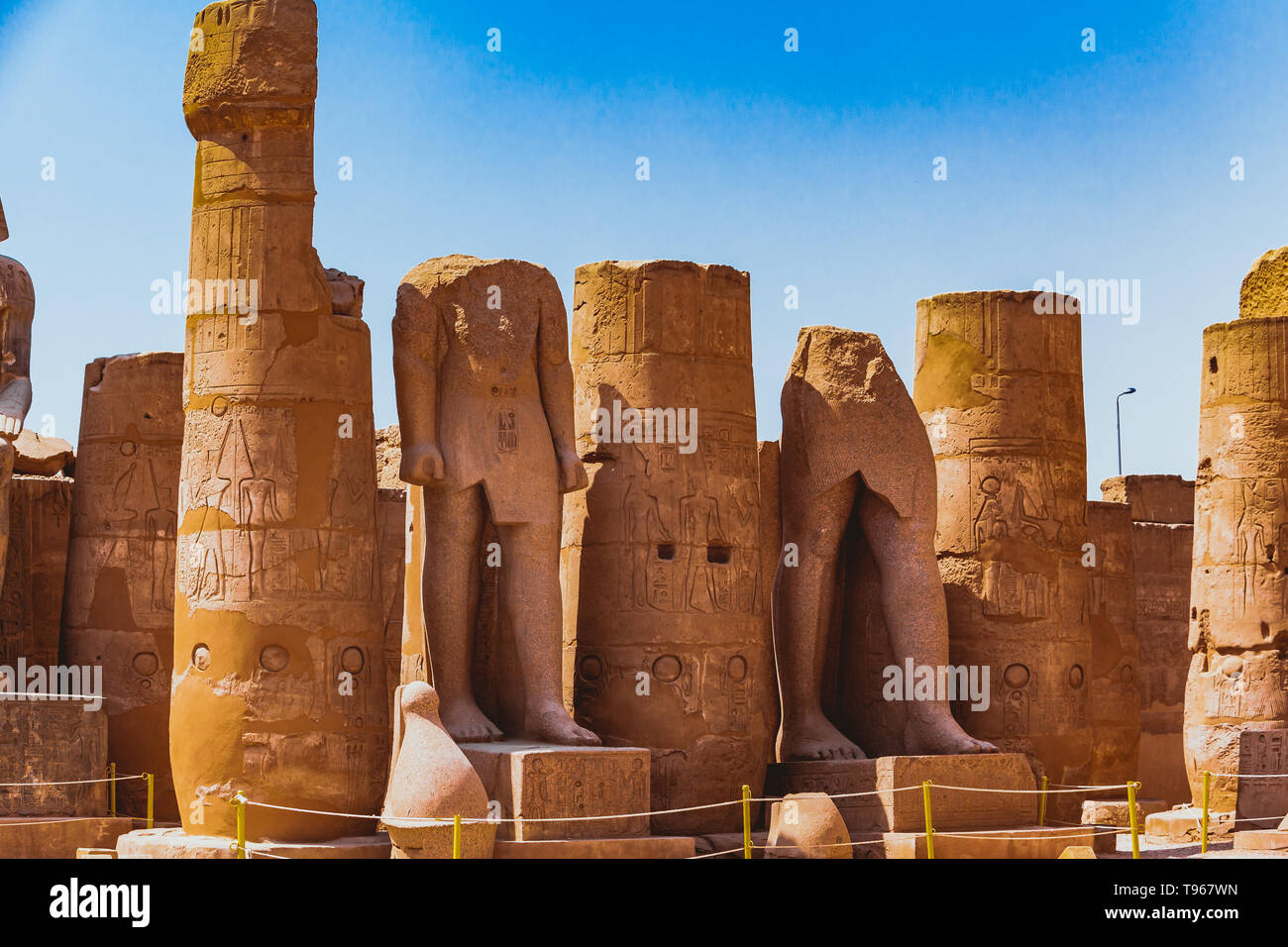 Le statue e le colonne all'interno del tempio di Luxor in Egitto Foto Stock