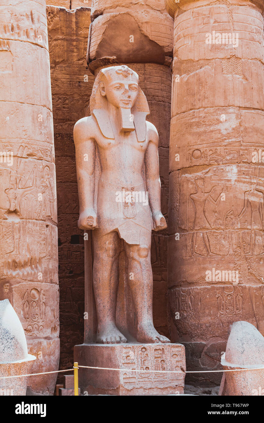 Le statue e le colonne all'interno del tempio di Luxor in Egitto Foto Stock