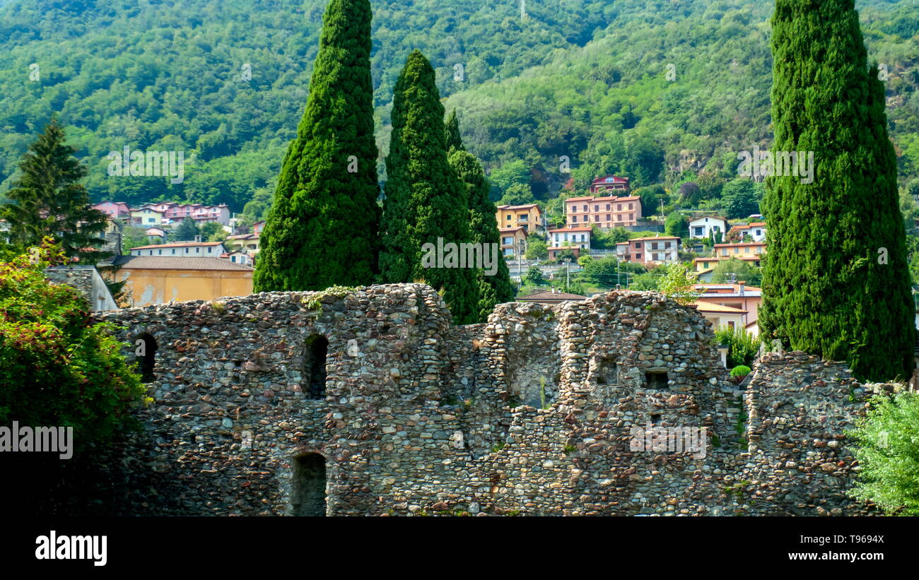 San Siro im vedere Como, mit dem Schloss, der alten Festung Rezzonico Foto Stock