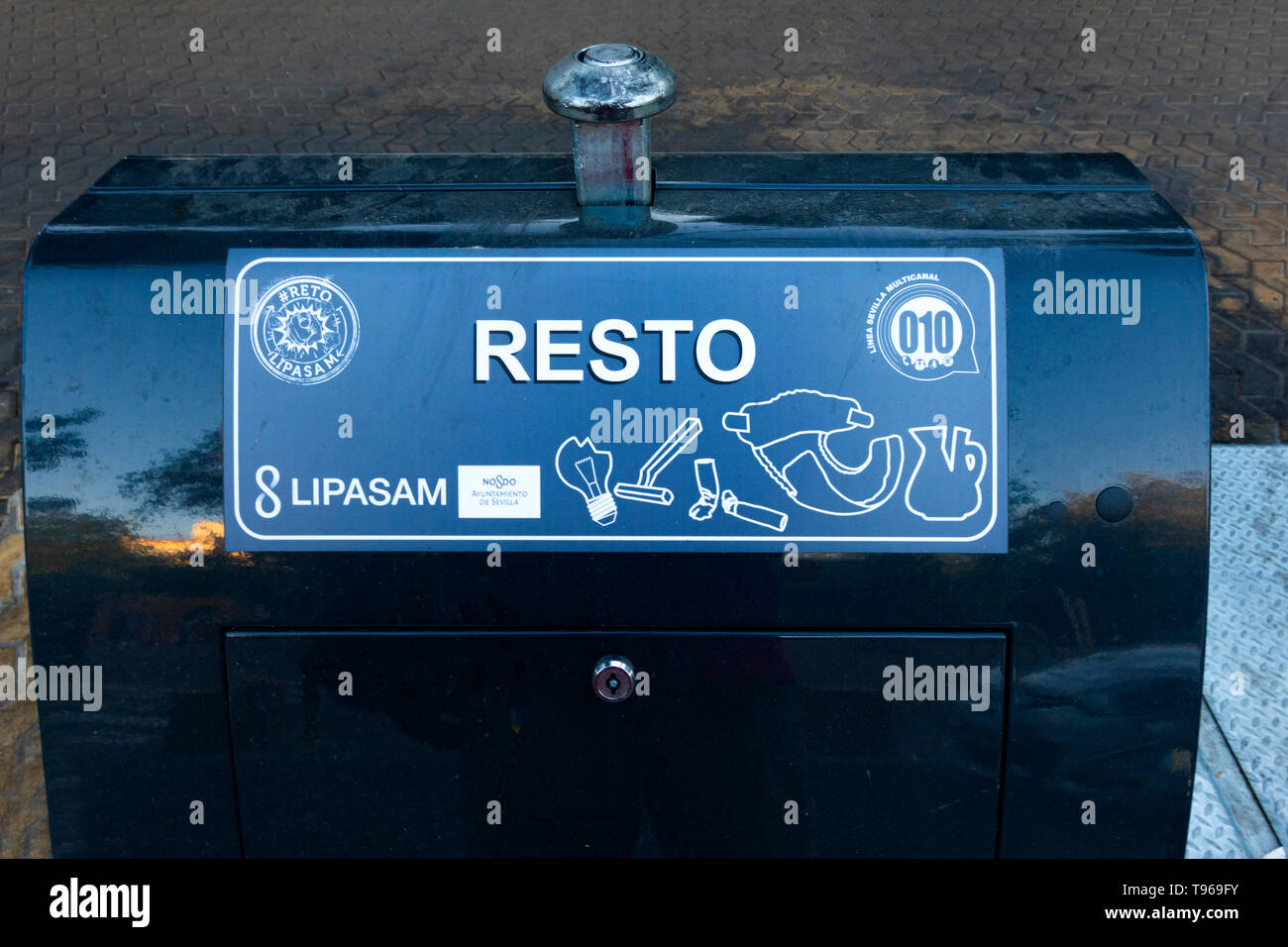 Un contenitore di riciclaggio per gli elementi dispari, lampadine e rasoi e tali a Siviglia Foto Stock