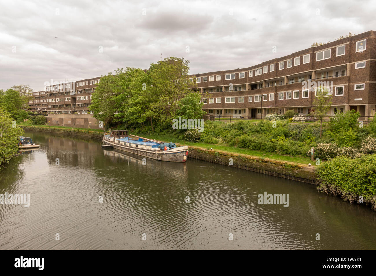 Vista generale lungo il fiume Brent di Brentford Dock station wagon di alloggiamento nella zona ovest di Londra, Regno Unito. Foto Stock
