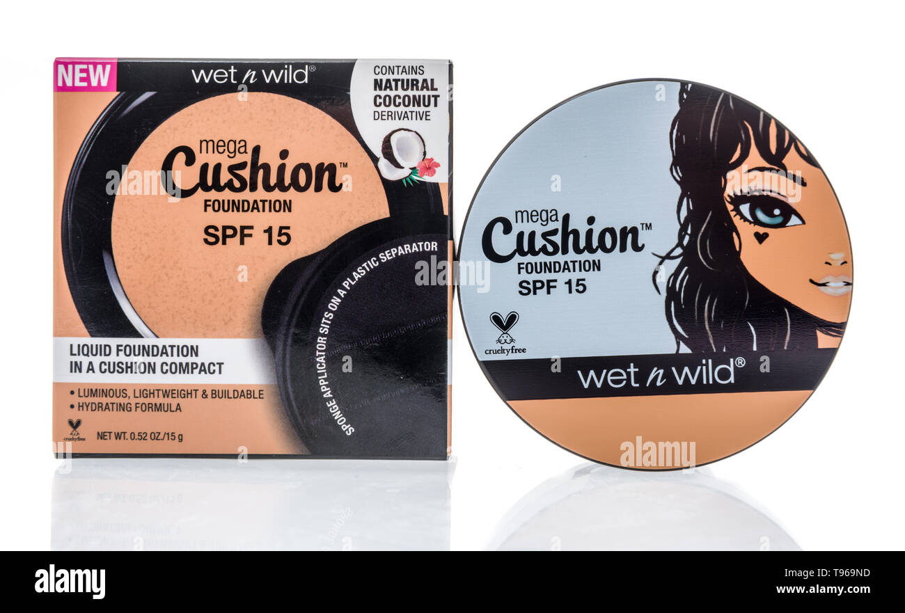 Winneconne, WI - 5 Maggio 2019 : un pacchetto di Wet n Wild mega cuscino di fondazione di liquido su un sfondo isolato Foto Stock
