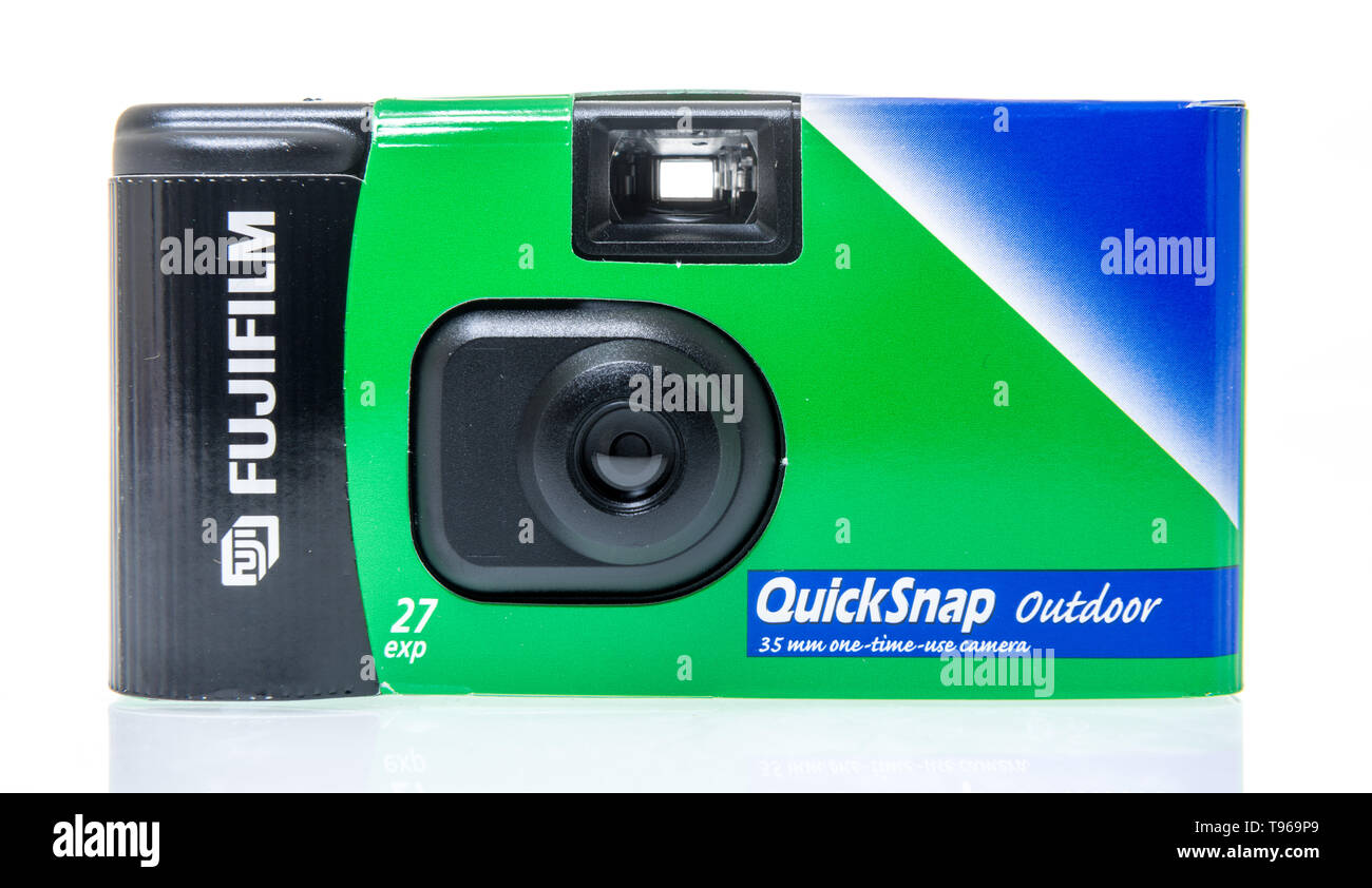 Winneconne, WI - 5 Maggio 2019 : un pacchetto di Fujifilm fotocamera monouso isolato su un background Foto Stock