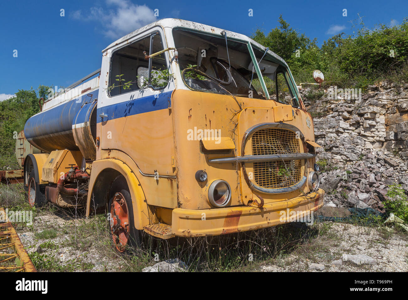 Vecchio abbandonato giallo carrello industriale Foto Stock