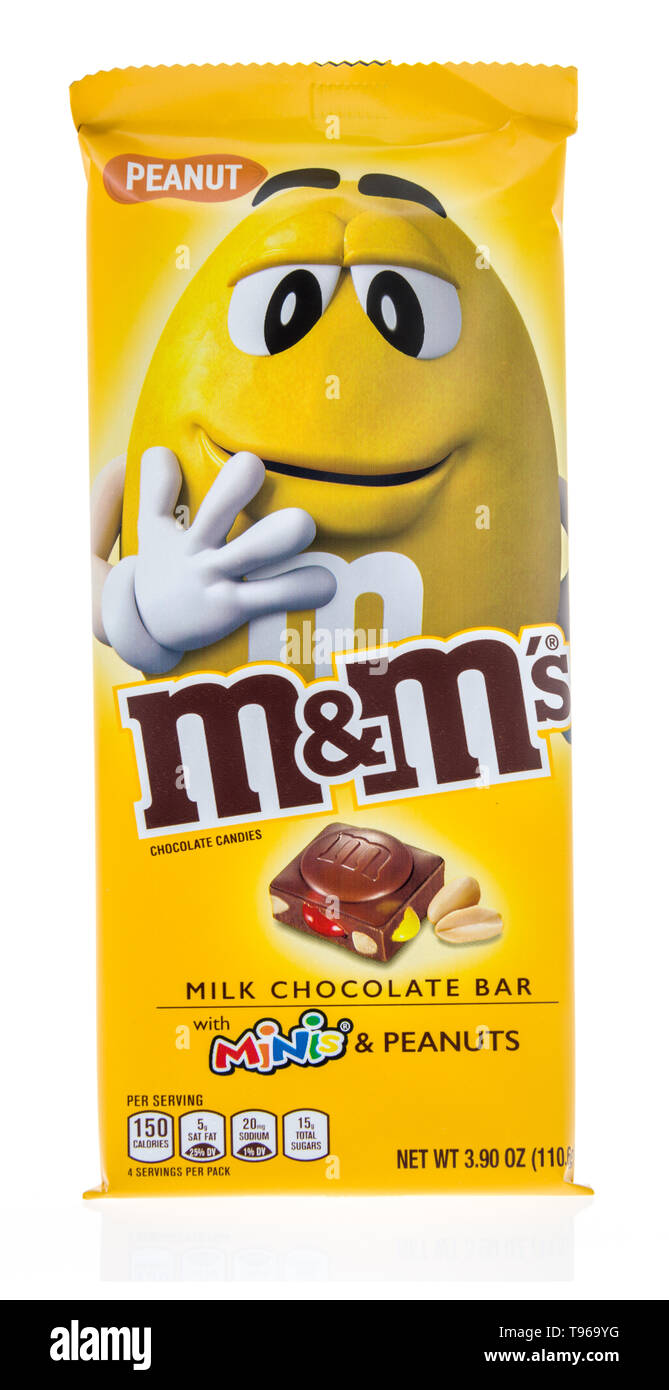 Winneconne, WI - 10 Maggio 2019 : un pacchetto di M M s di cioccolato al  latte con barra di minis arachidi mms su un sfondo isolato Foto stock -  Alamy