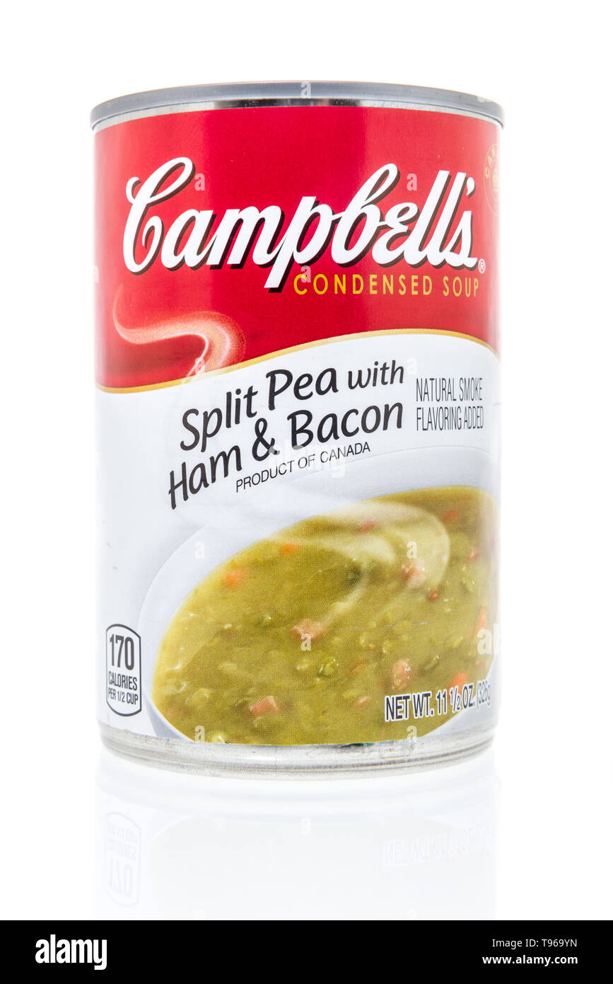 Winneconne, WI - 10 Maggio 2019 : un può di Campbells Split pea con prosciutto e pancetta zuppa su un sfondo isolato Foto Stock