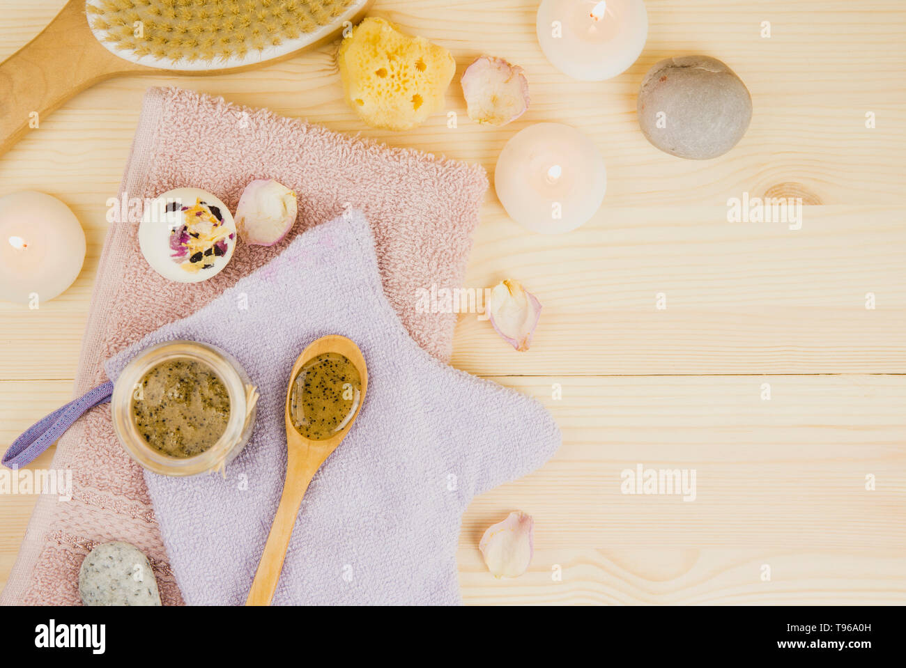 Il miele di sfregamento e miscela di caffè sul corpo nella sauna calda contribuisce ad aprire i pori e rinnovare e ringiovanire la pelle del corpo. Sauna concetto di trattamento. Lay piatto Foto Stock