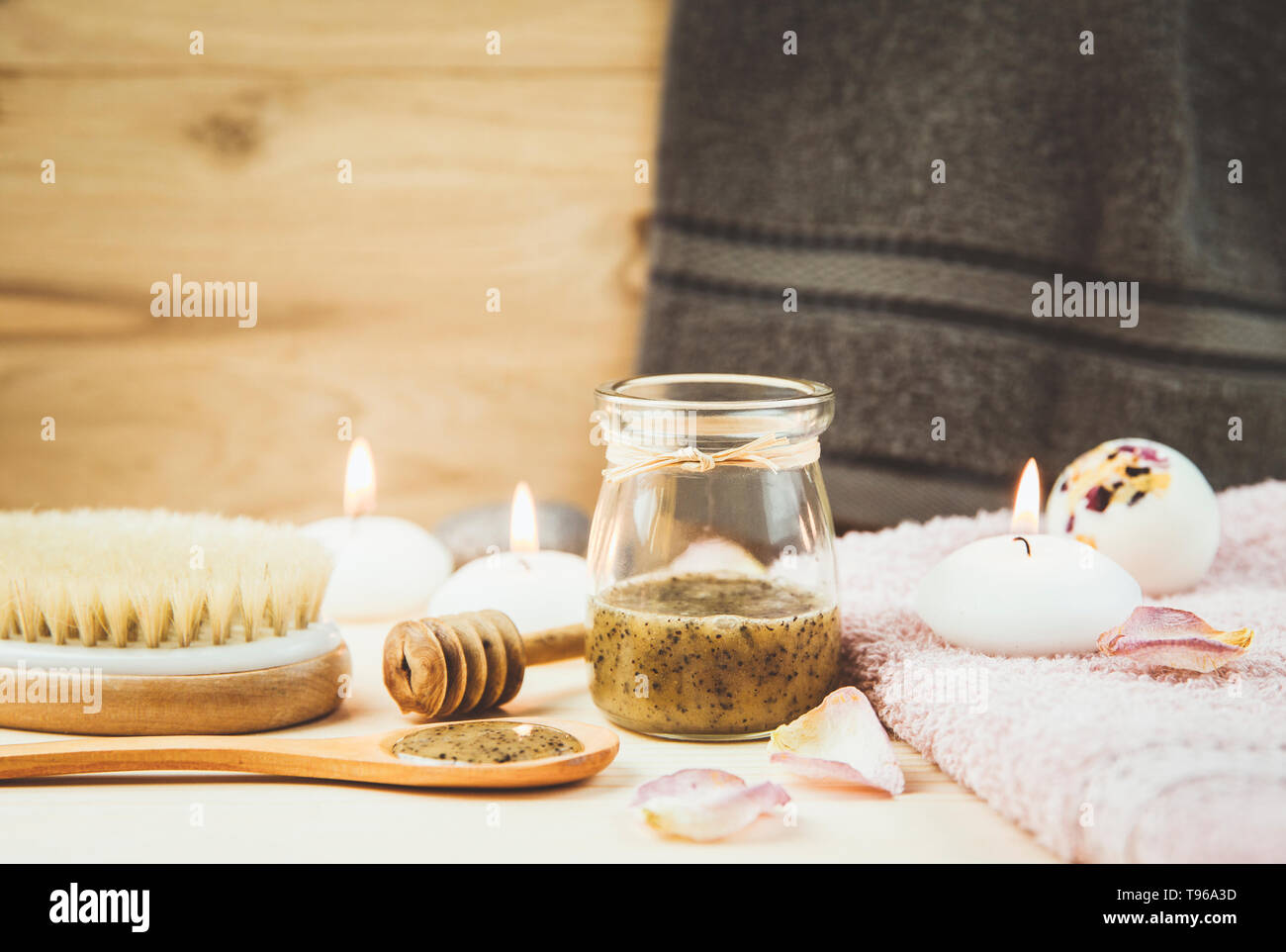 Messa a fuoco selettiva su sauna miele scrub. Il miele di sfregamento e miscela di caffè sul corpo nella sauna calda contribuisce ad aprire i pori e rinnovare e ringiovanire la pelle su b Foto Stock